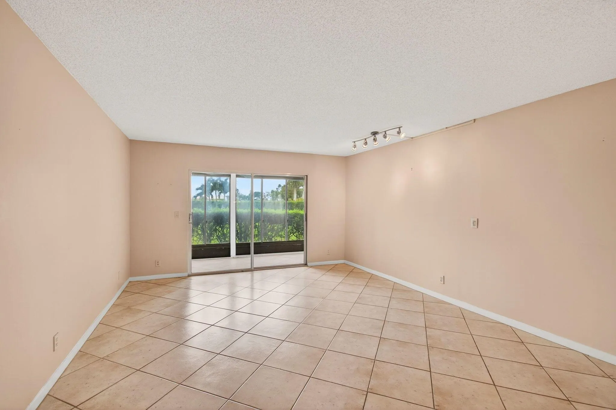 7286 Huntington Lane, #103