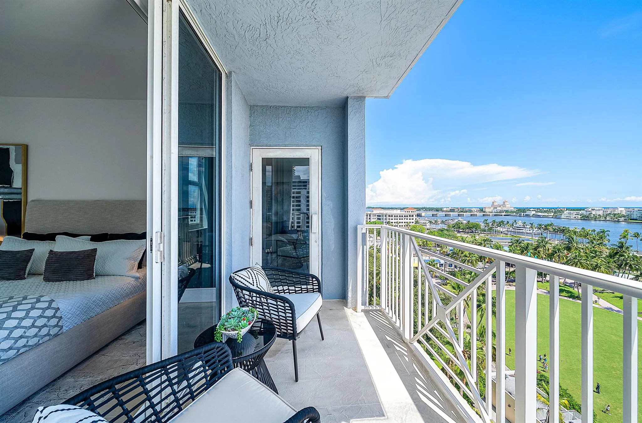 255 Evernia Street, #806