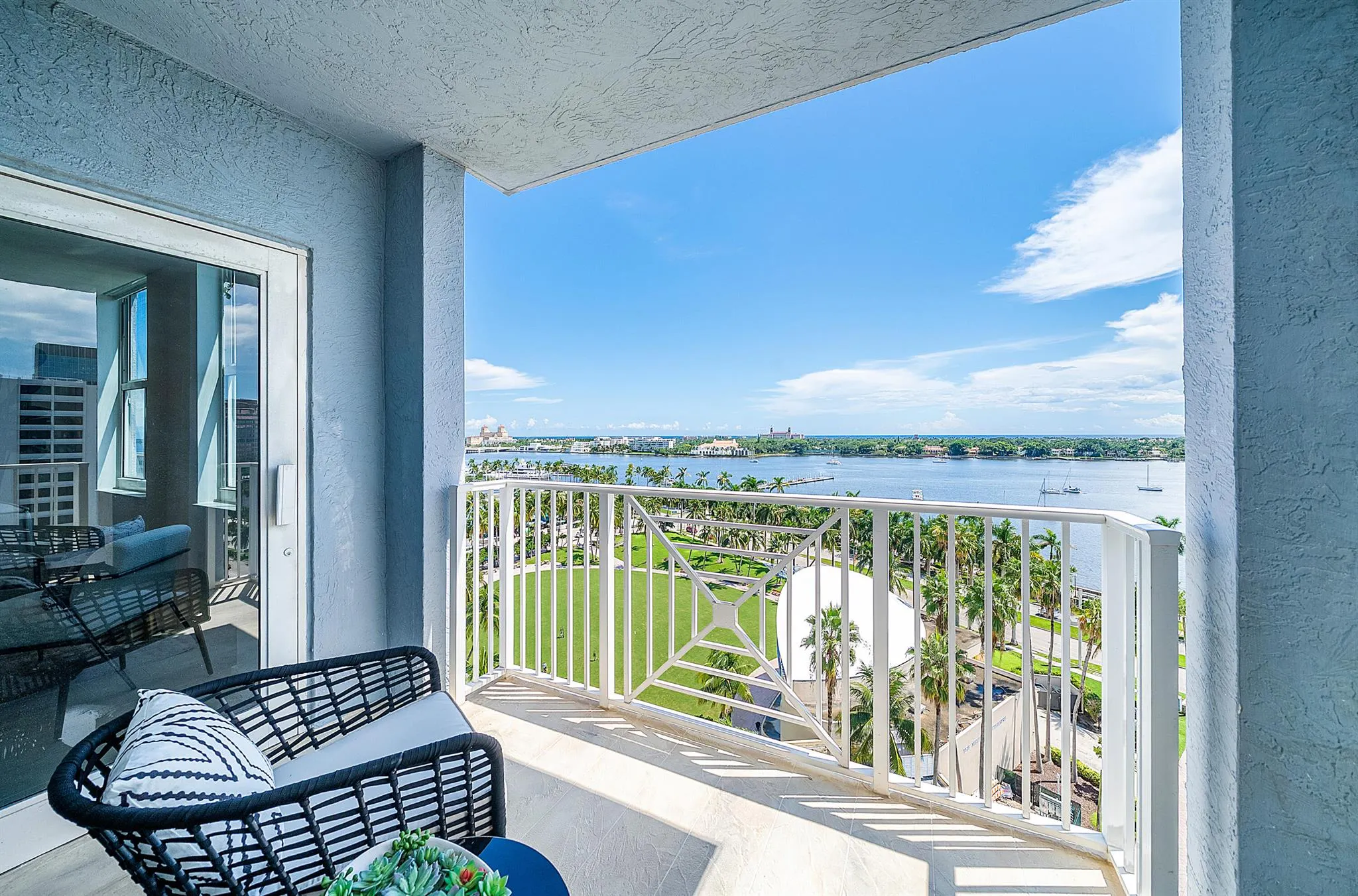255 Evernia Street, #806