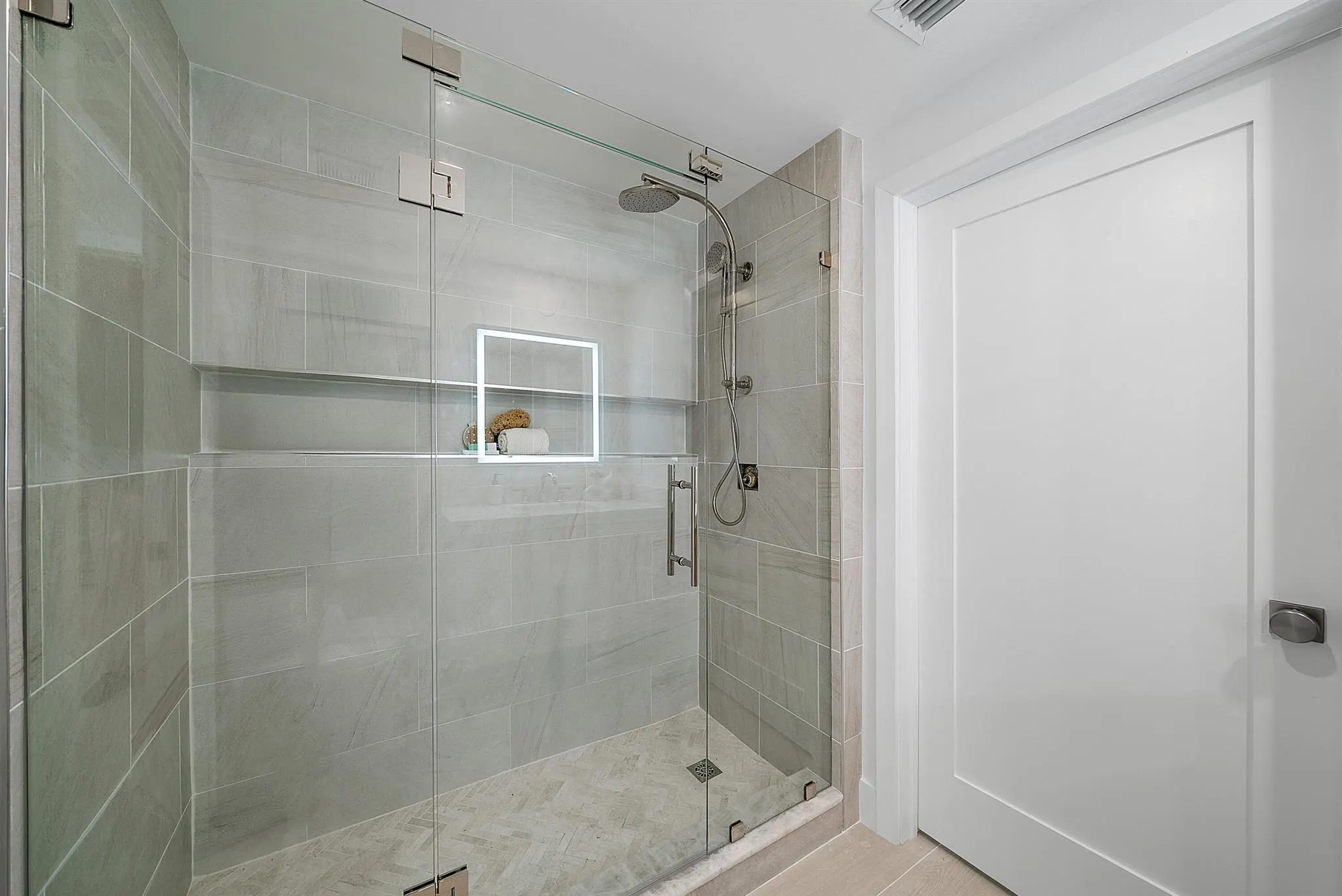 255 Evernia Street, #806