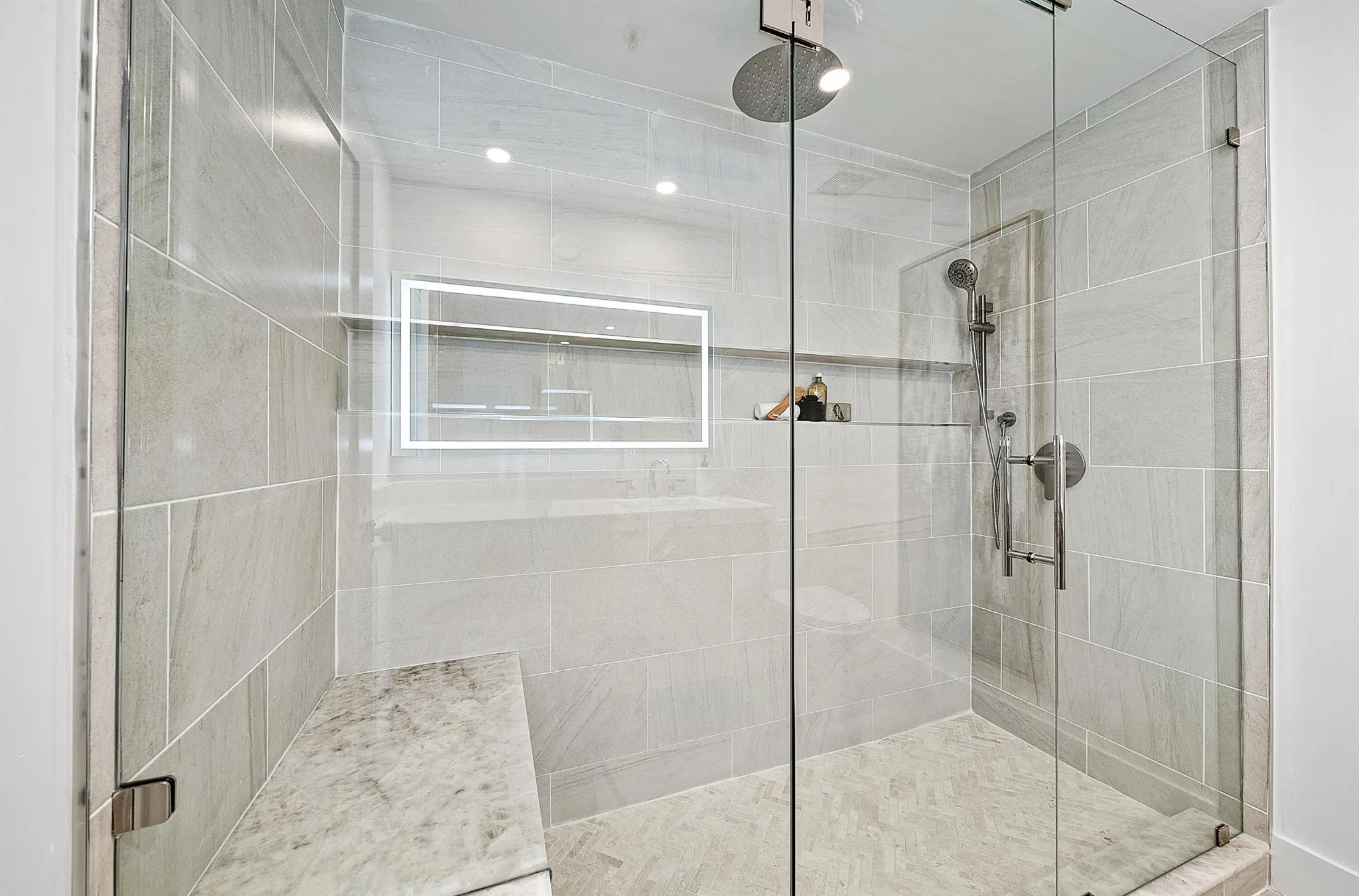 255 Evernia Street, #806