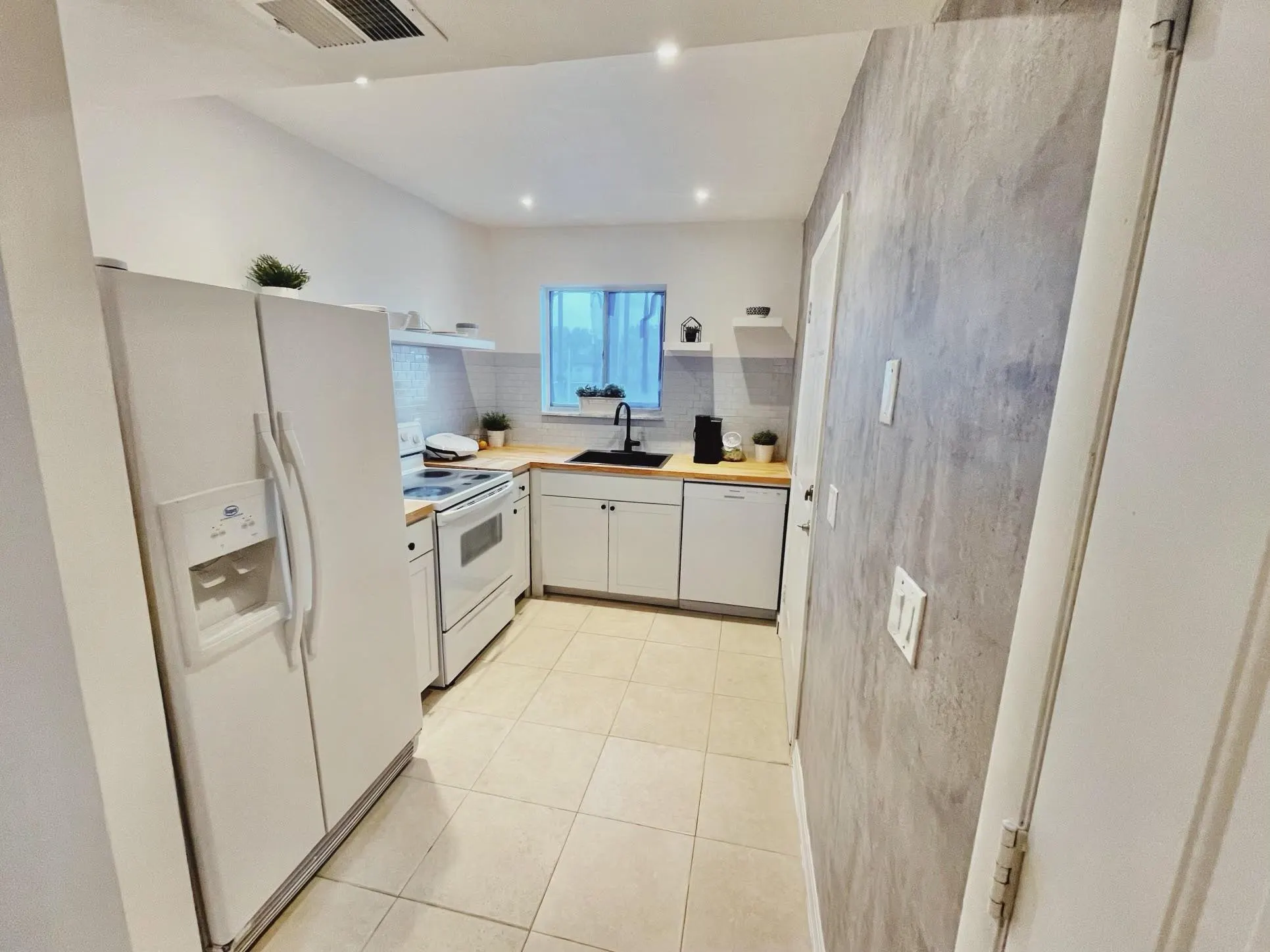 1410 S Federal Highway, #205