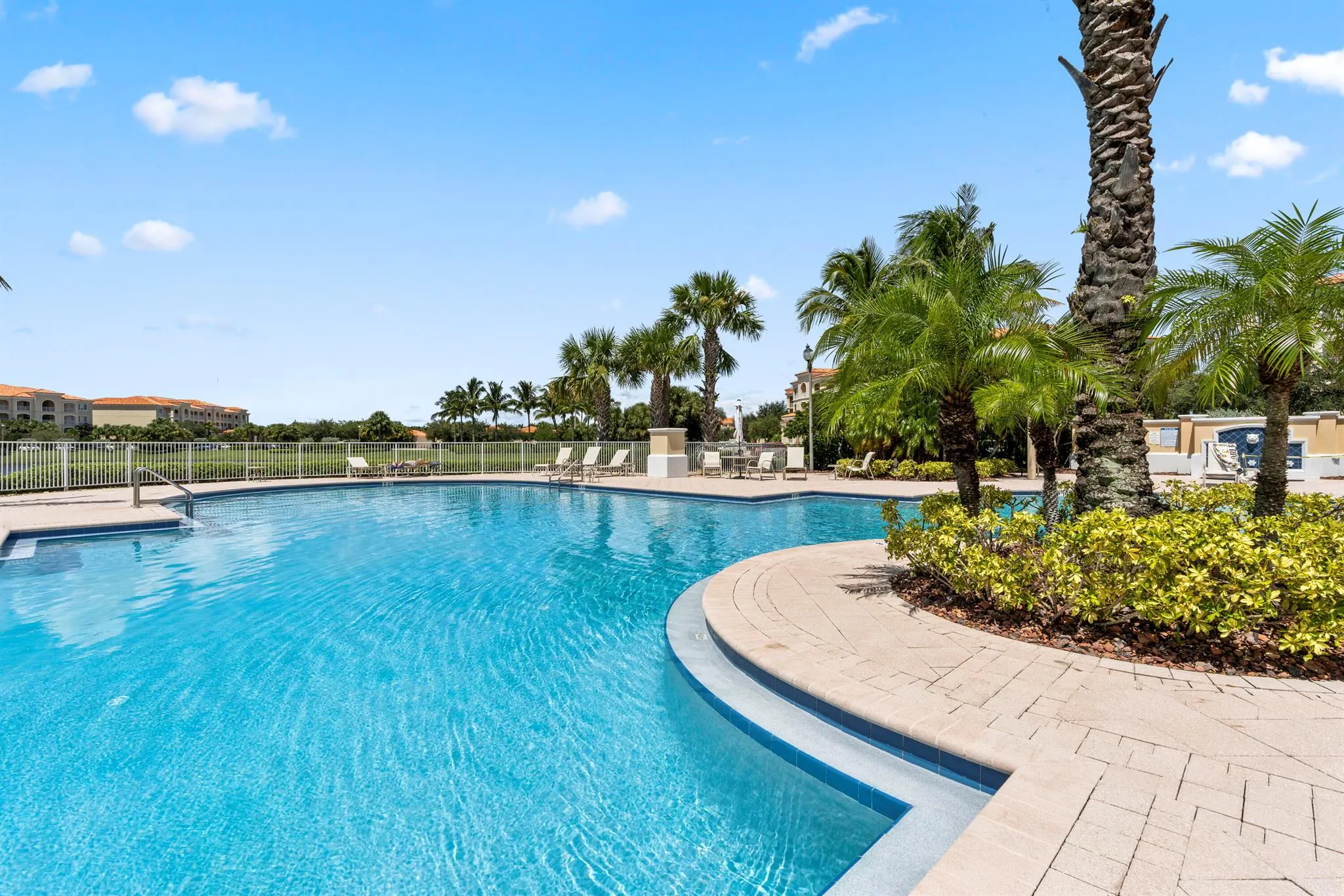 34 Harbour Isle Drive W, #204