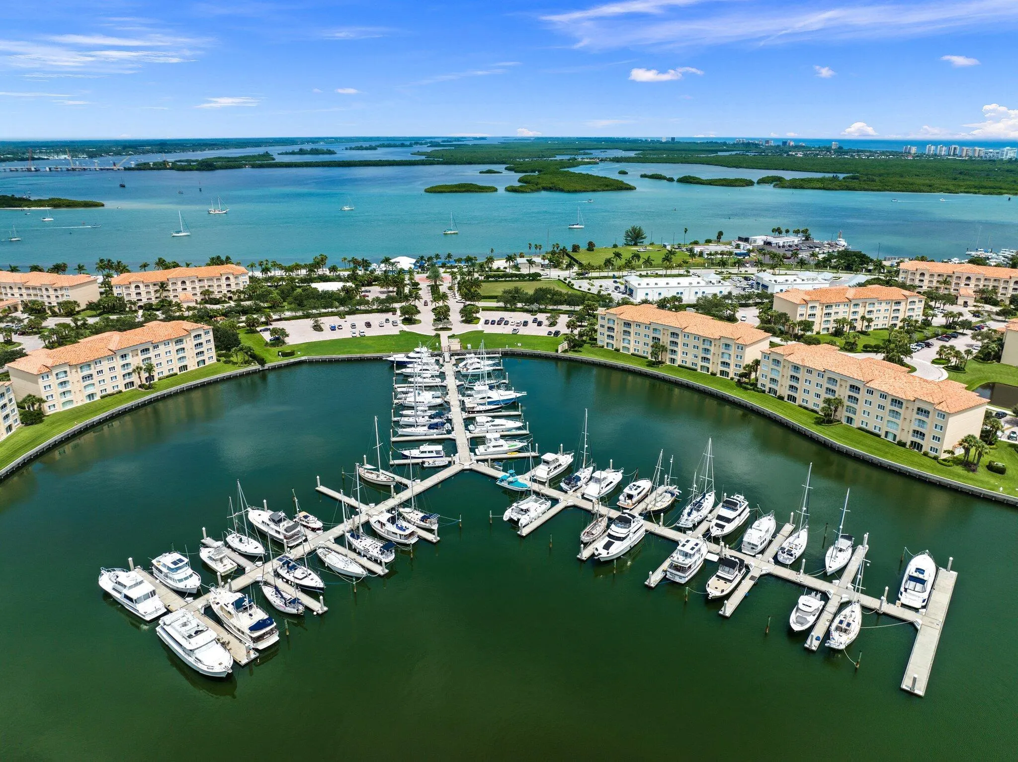 34 Harbour Isle Drive W, #204