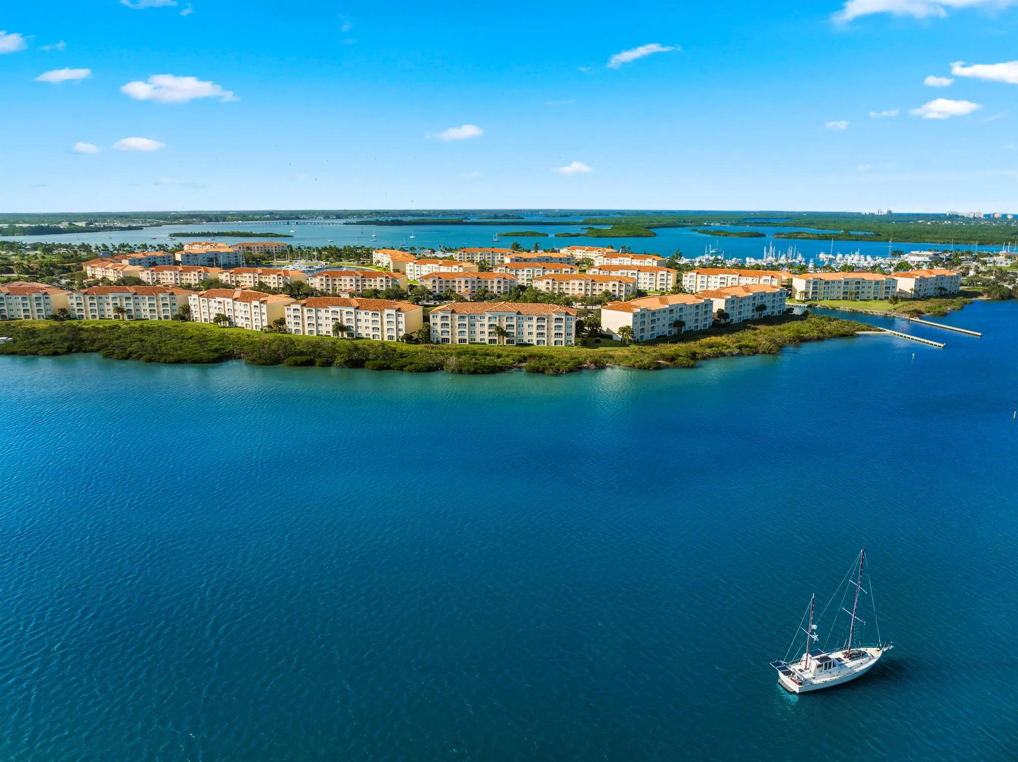 34 Harbour Isle Drive W, #204