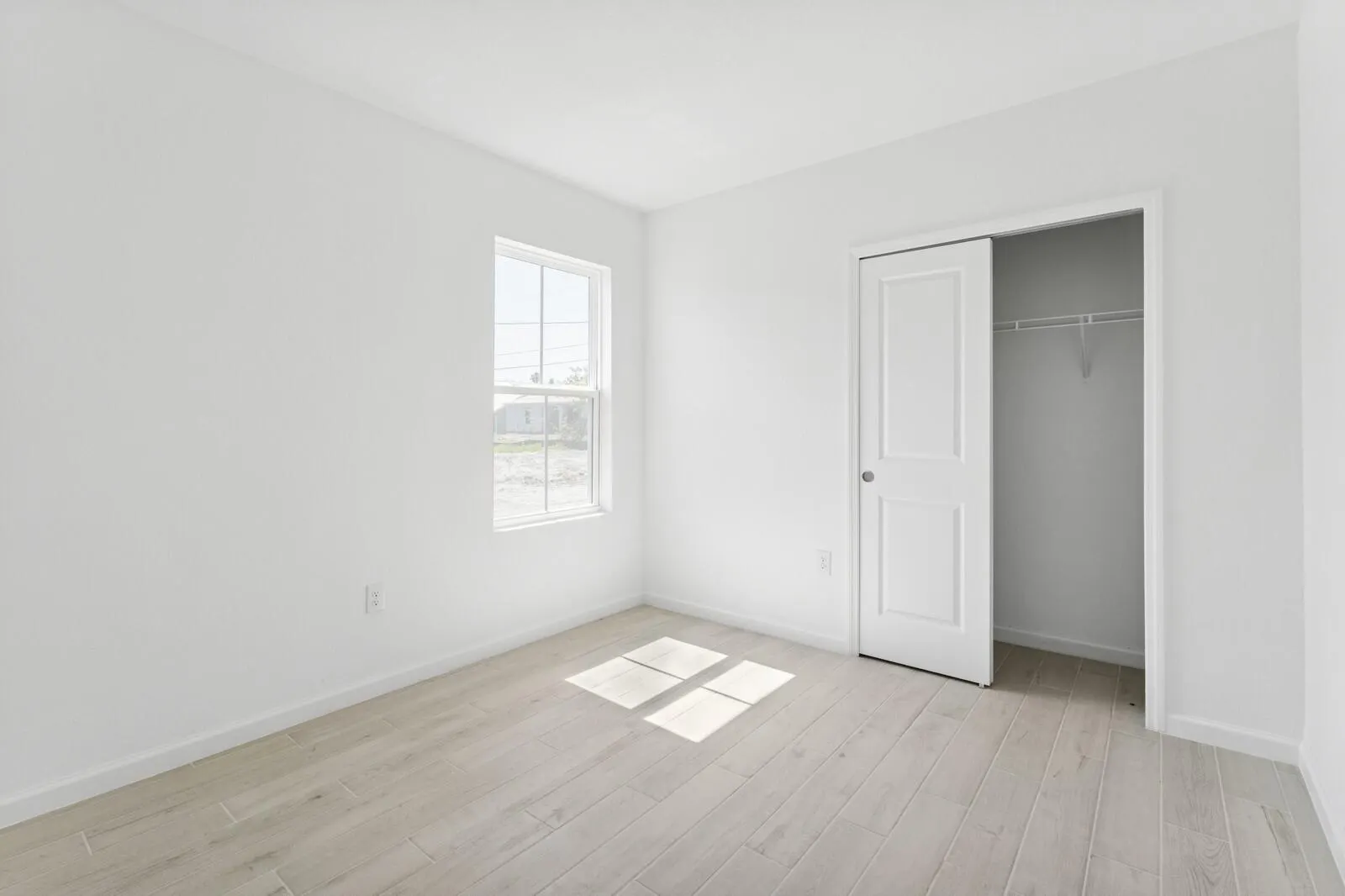 885 SW Tulip Boulevard, #40