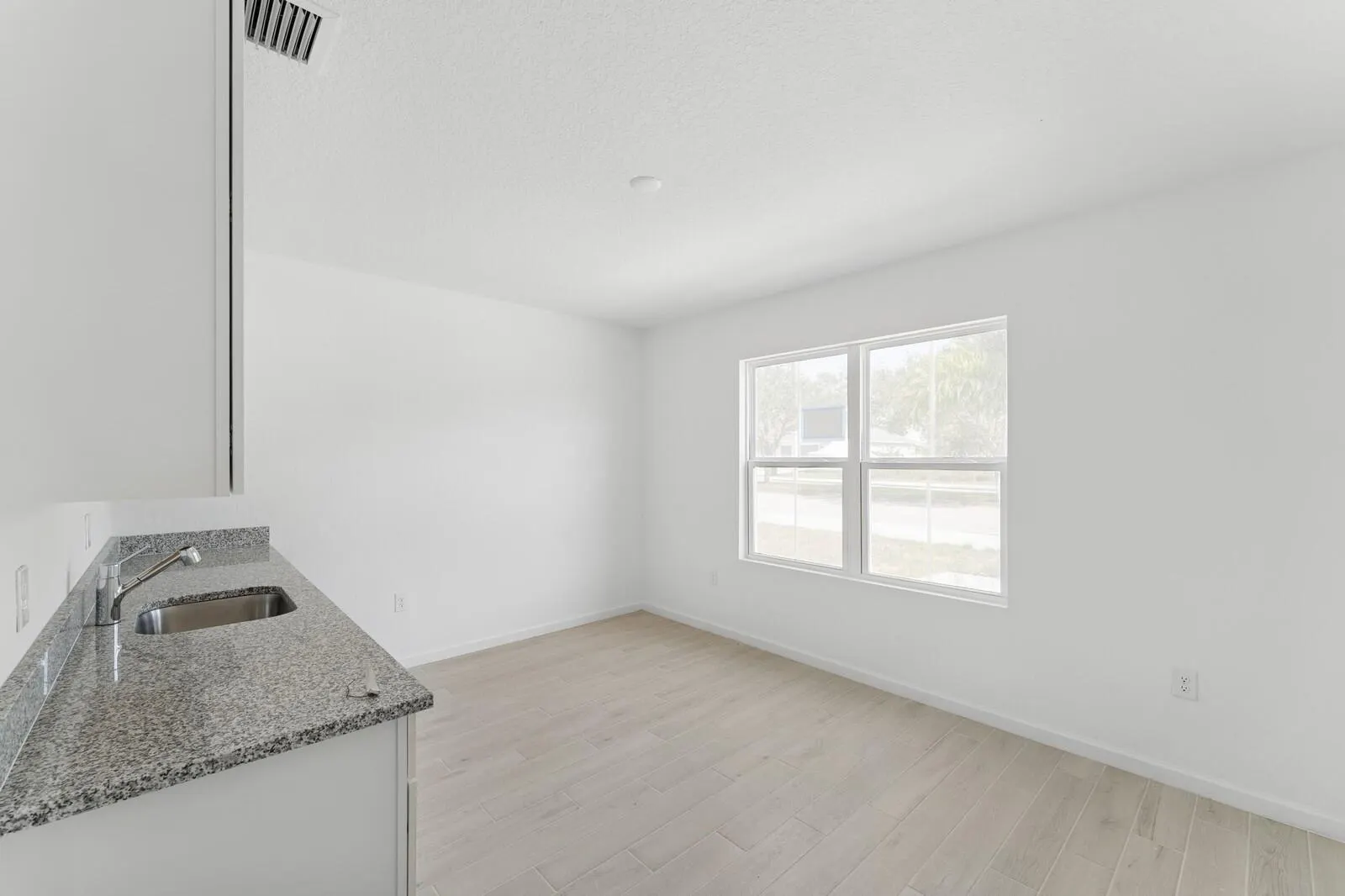 885 SW Tulip Boulevard, #40