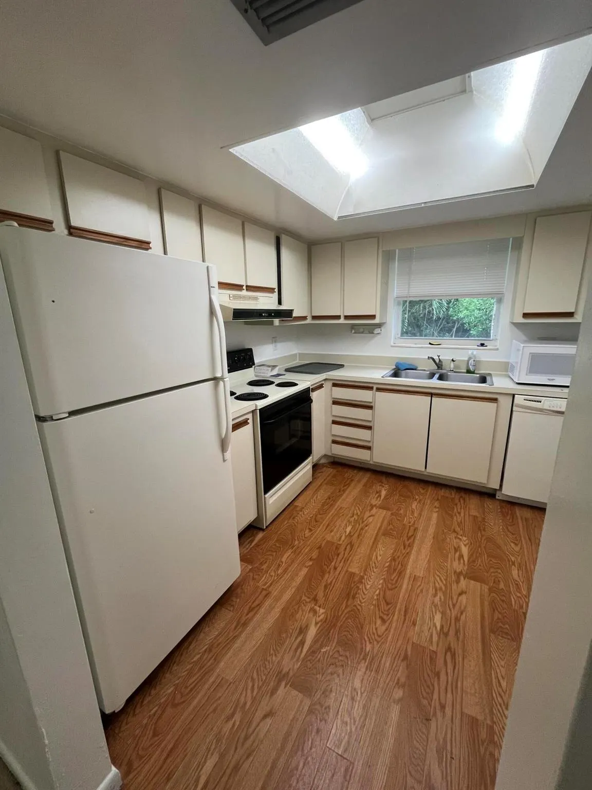 658 NE 6th Court, #L