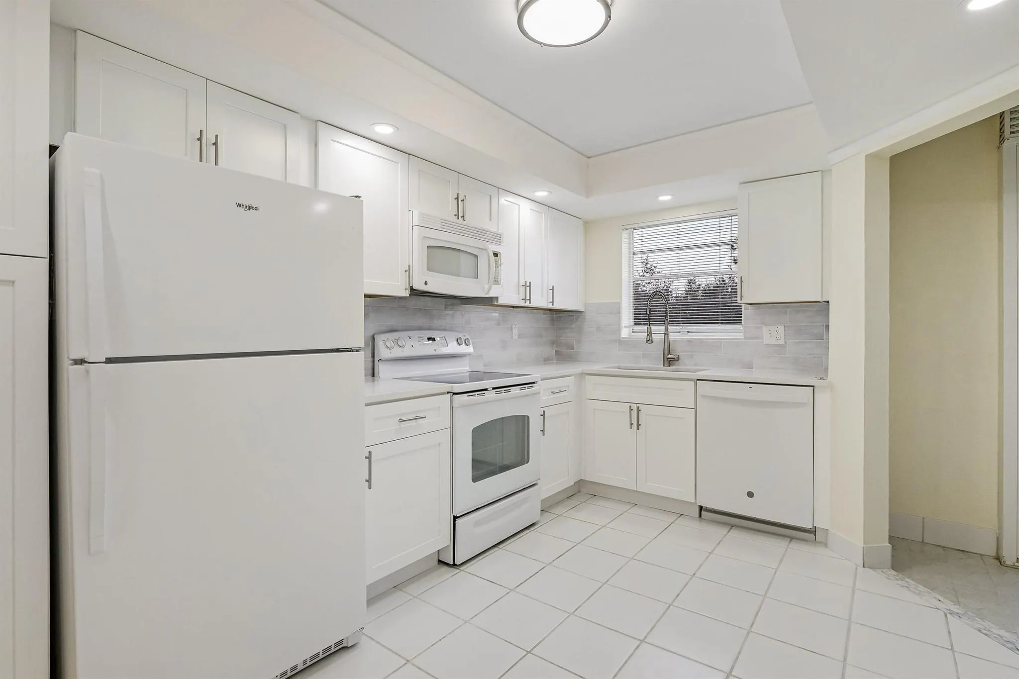 3810 Via Poinciana, #404