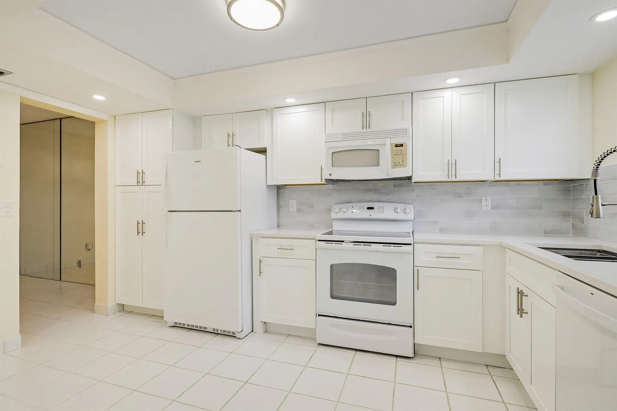 3810 Via Poinciana, #404
