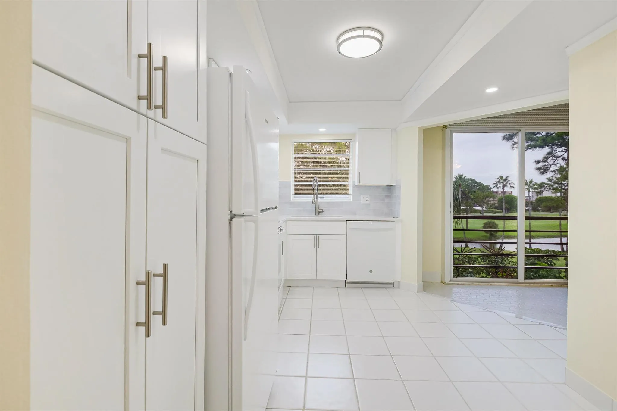 3810 Via Poinciana, #404