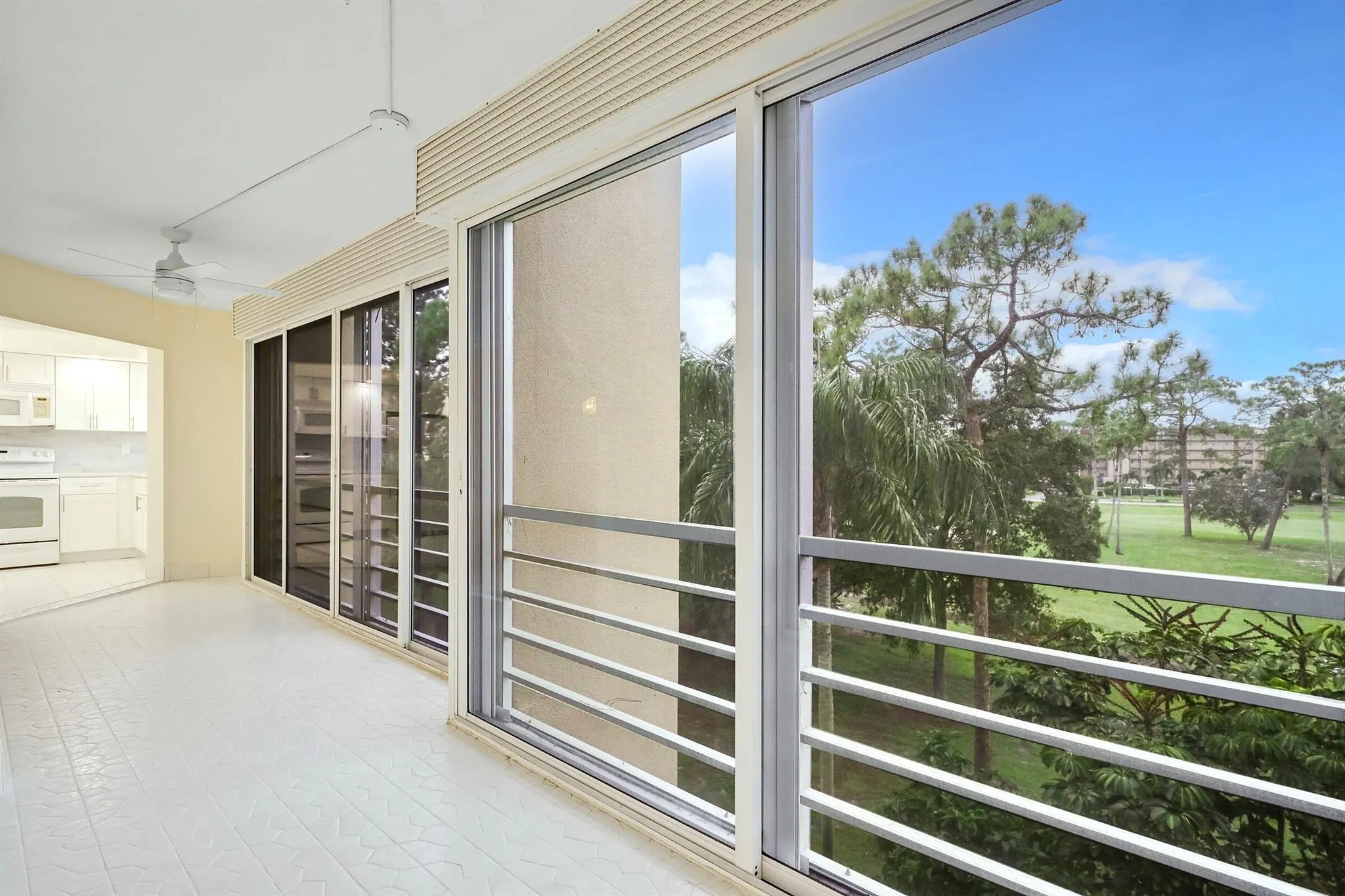 3810 Via Poinciana, #404