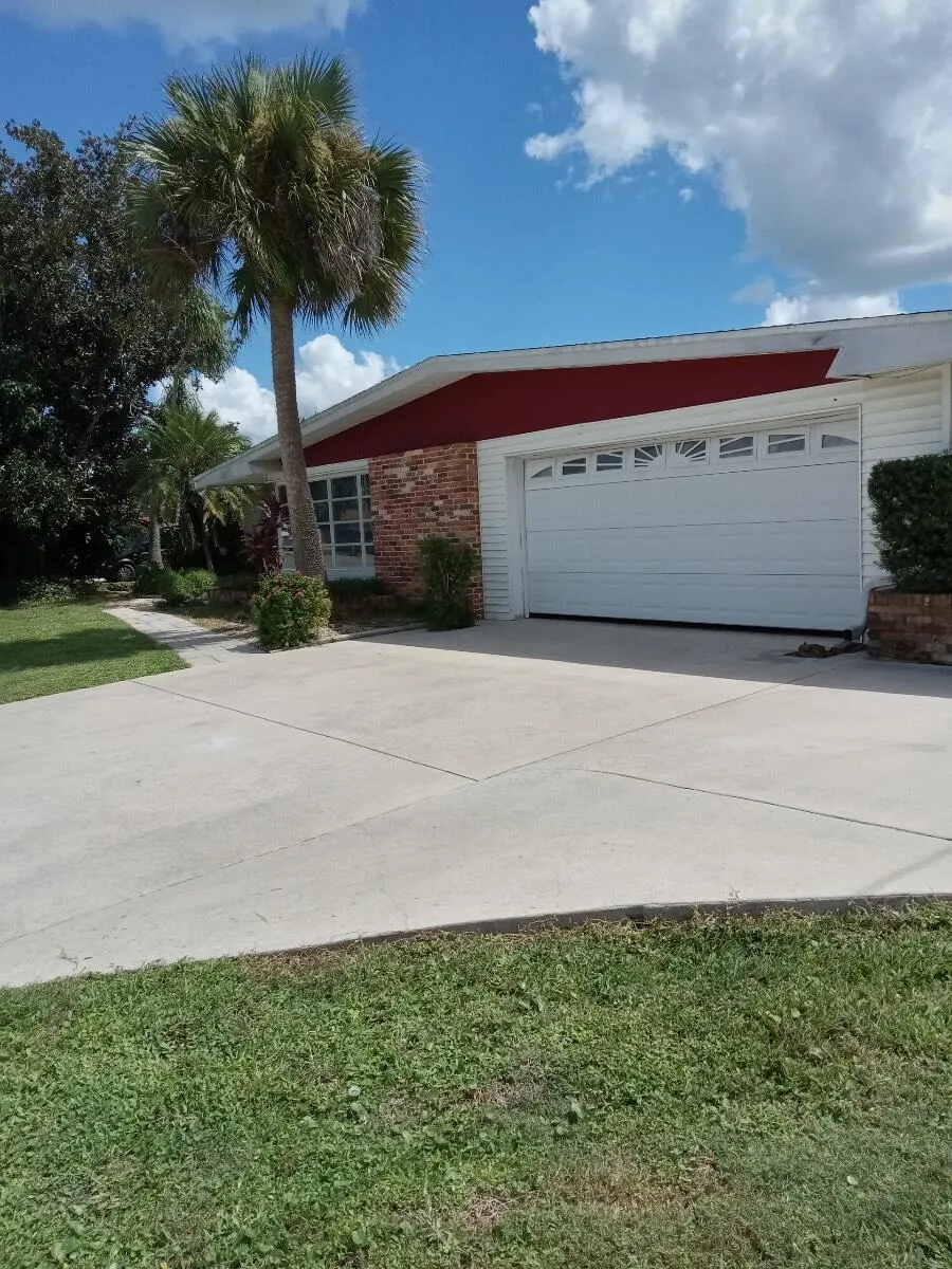 406 Leeland Heights Boulevard E