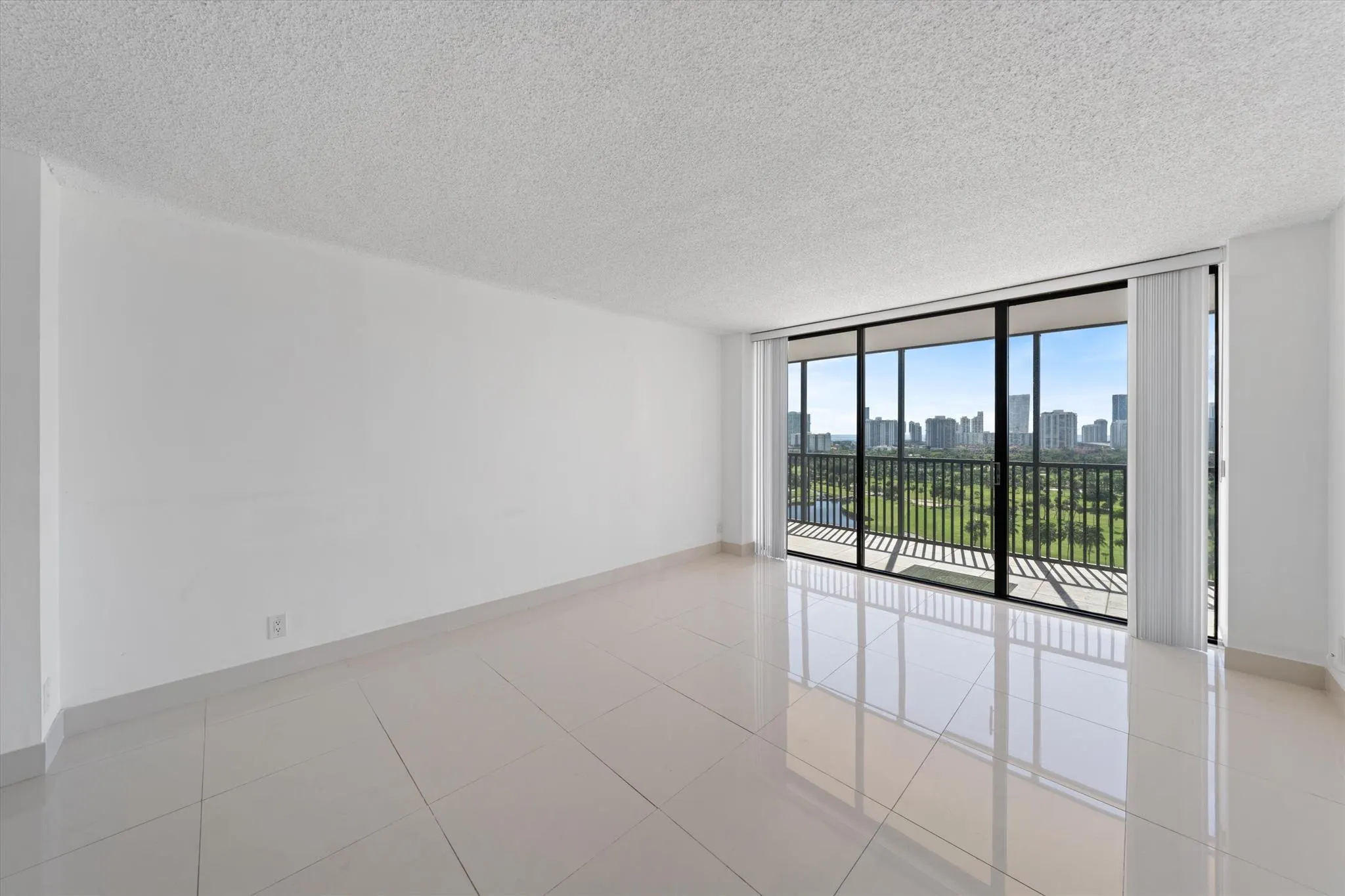 20301 W Country Club Drive, #1927