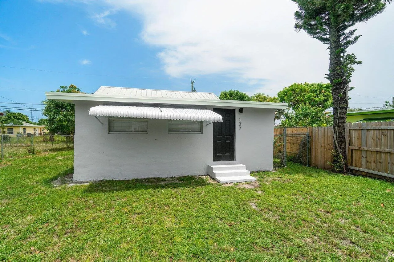 137 SW 9th Avenue