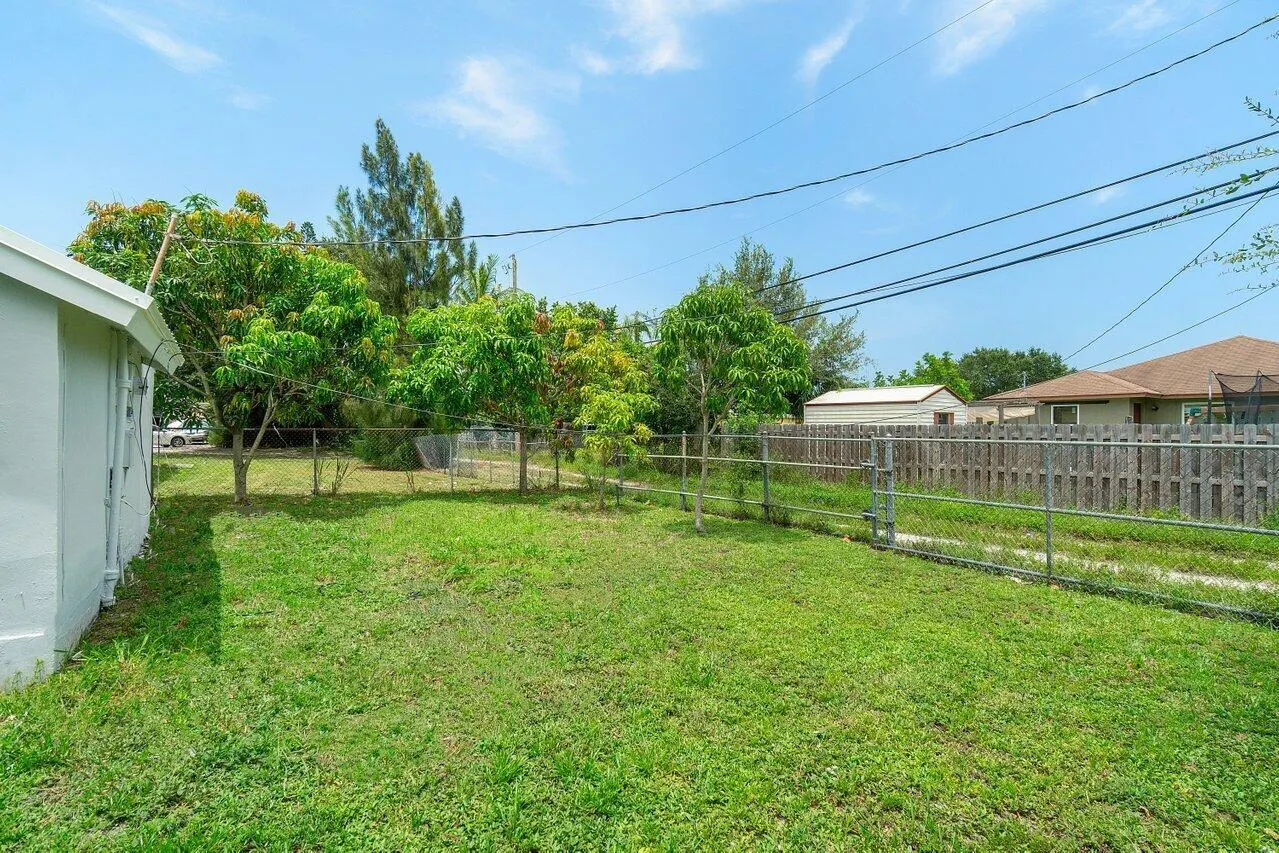 137 SW 9th Avenue
