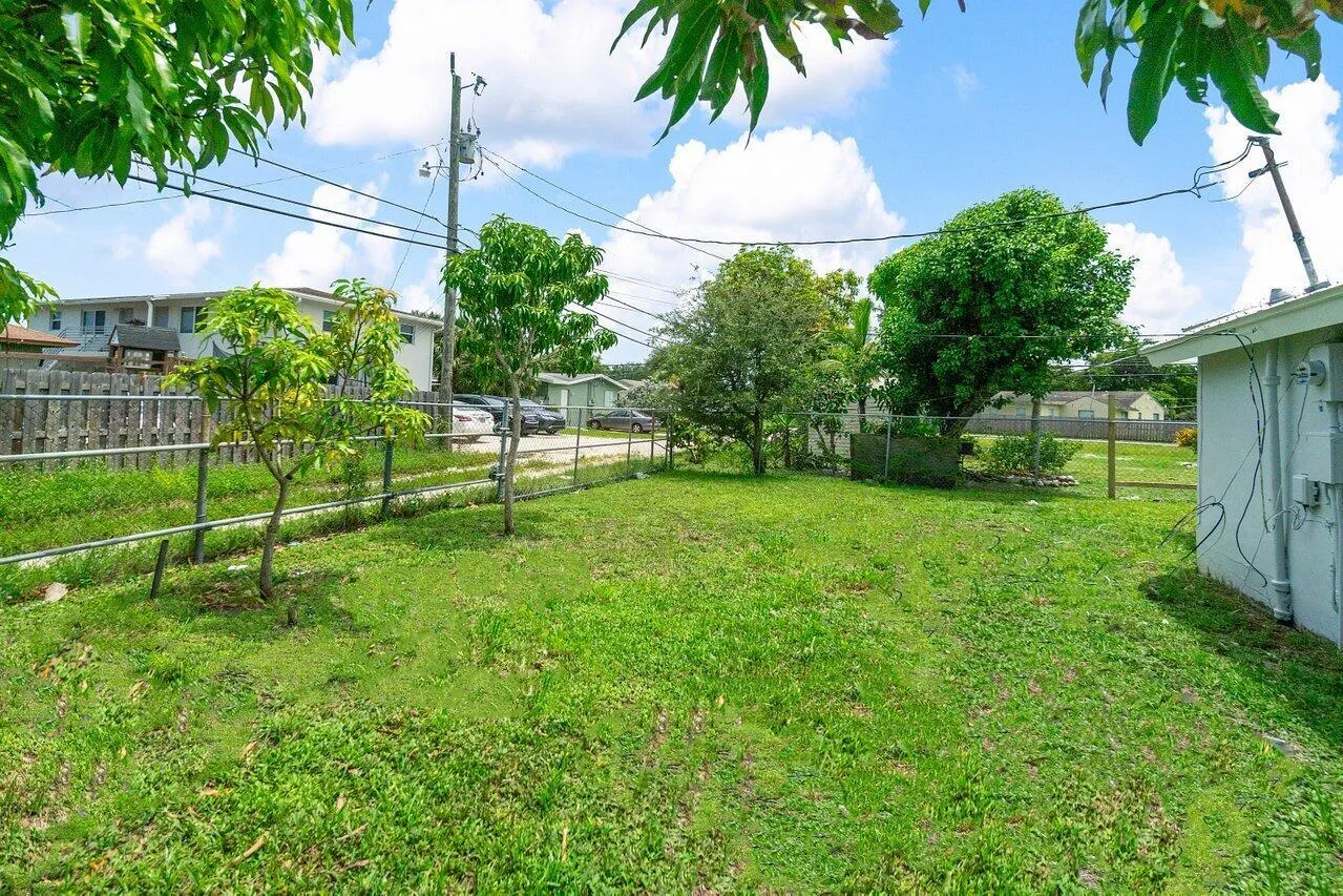 137 SW 9th Avenue