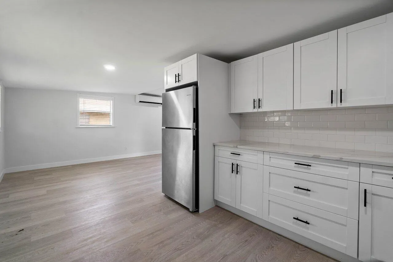 137 SW 9th Avenue