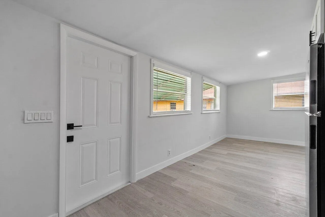 137 SW 9th Avenue