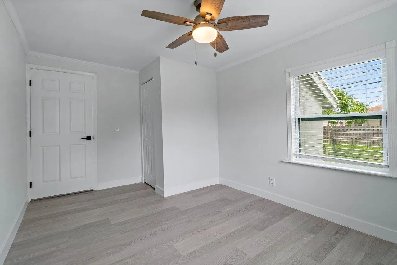137 SW 9th Avenue