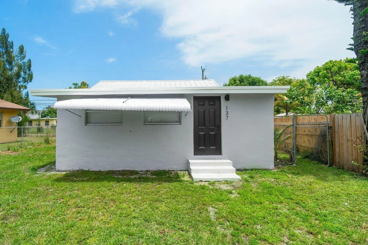 137 SW 9th Avenue