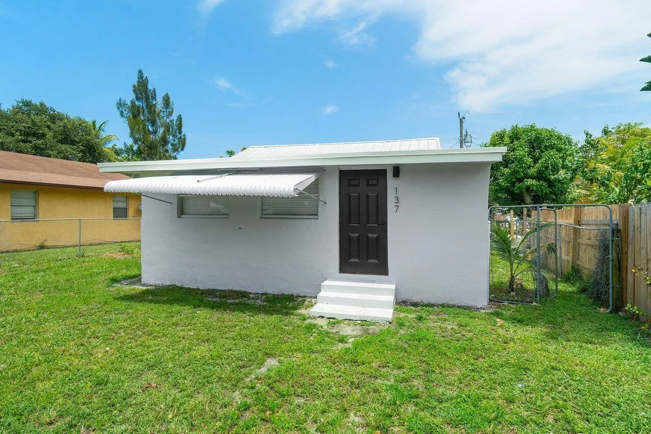 137 SW 9th Avenue