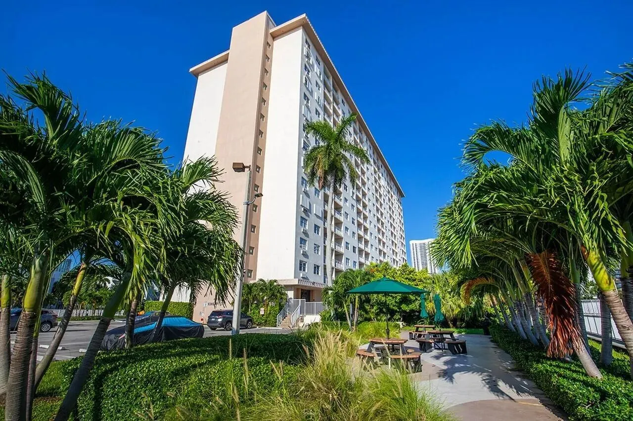 400 Kings Point Drive, #1426