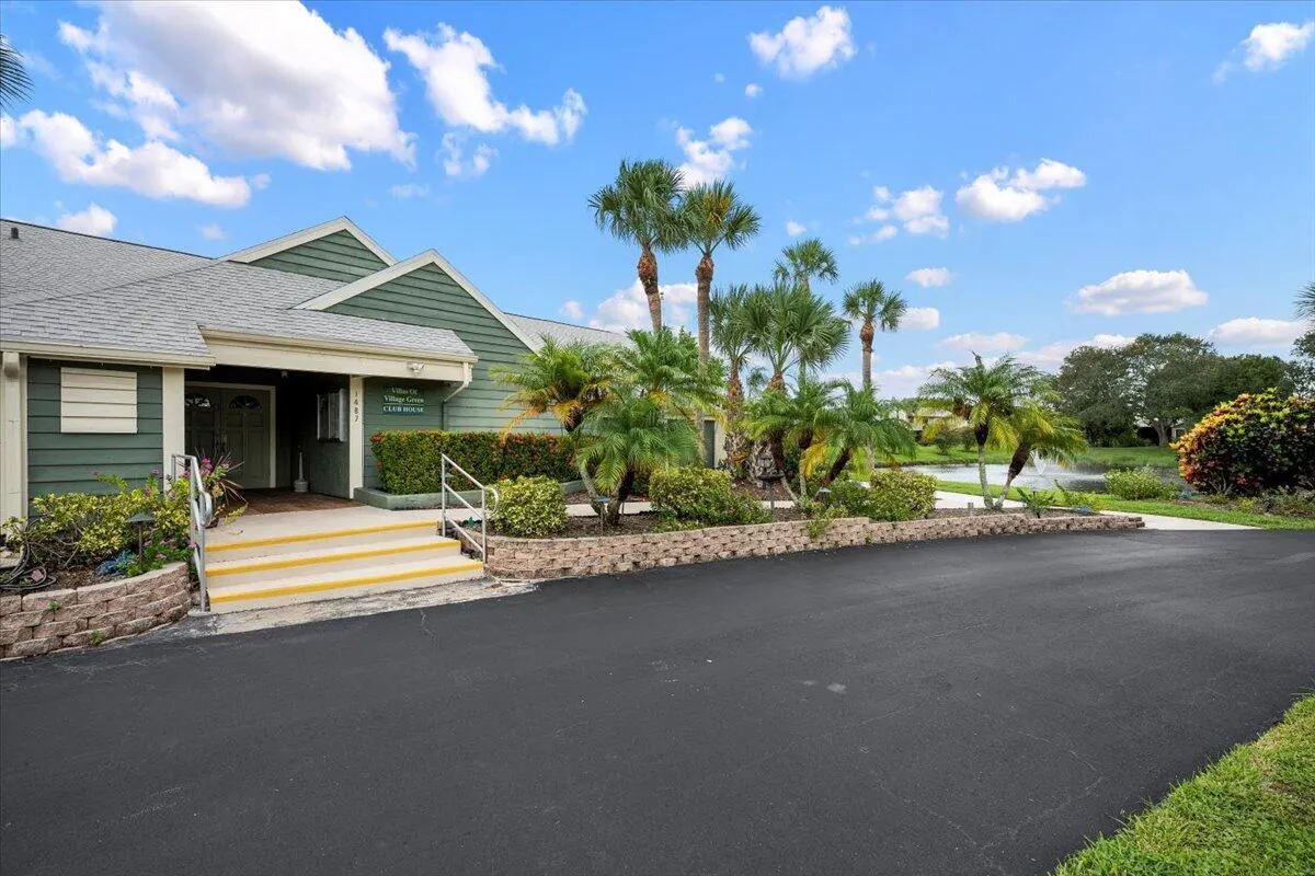 1562 SE Lynshire Court