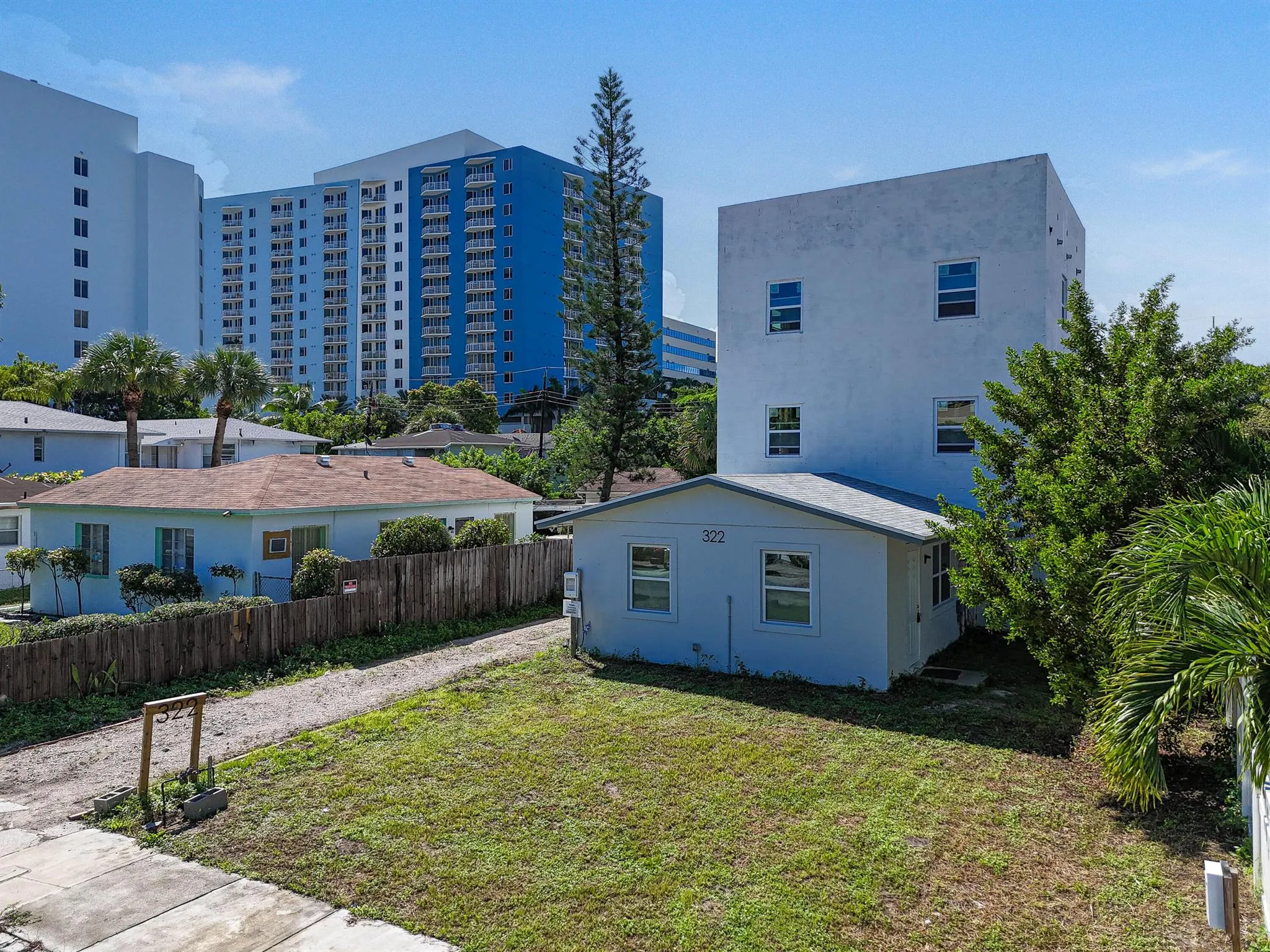 322 N Lakeside Court