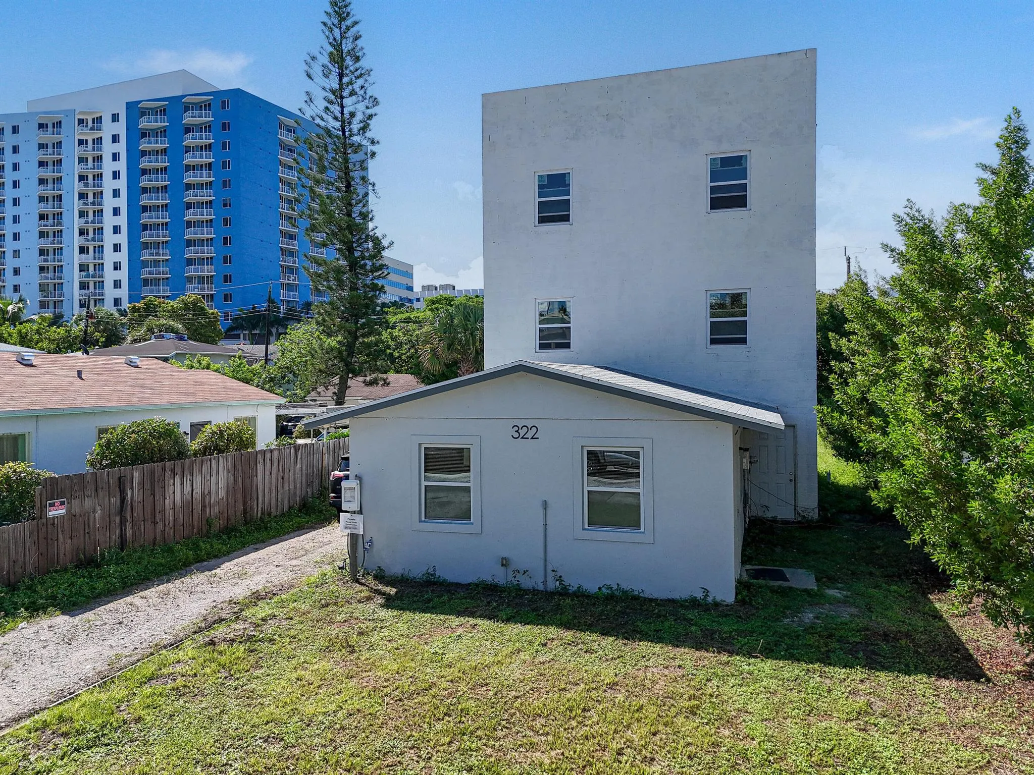 322 N Lakeside Court