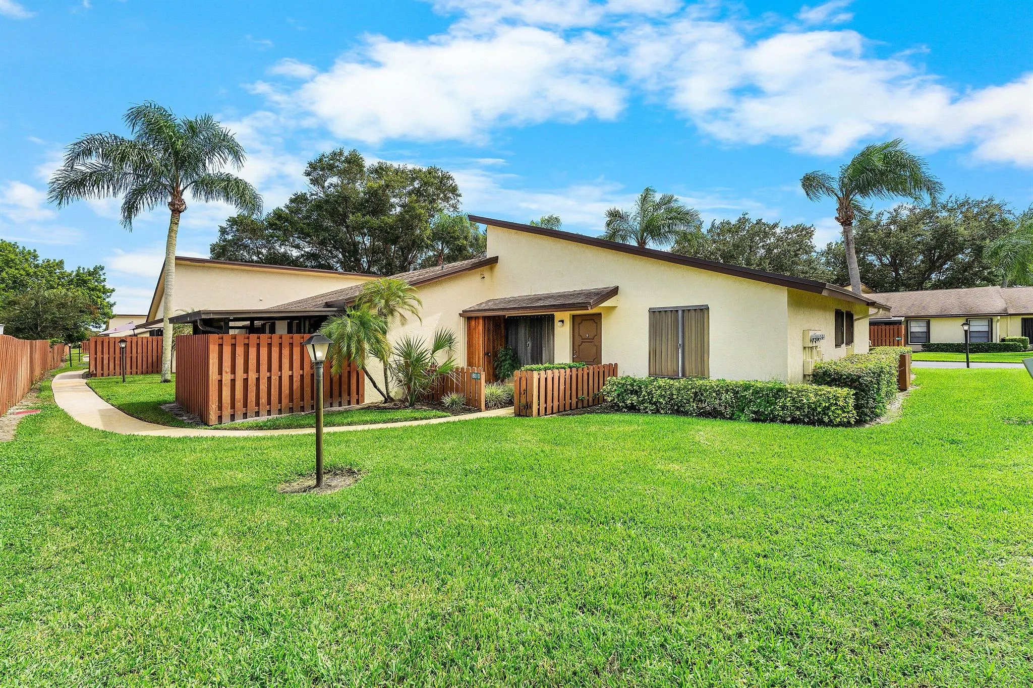8012 SE Villa Circle