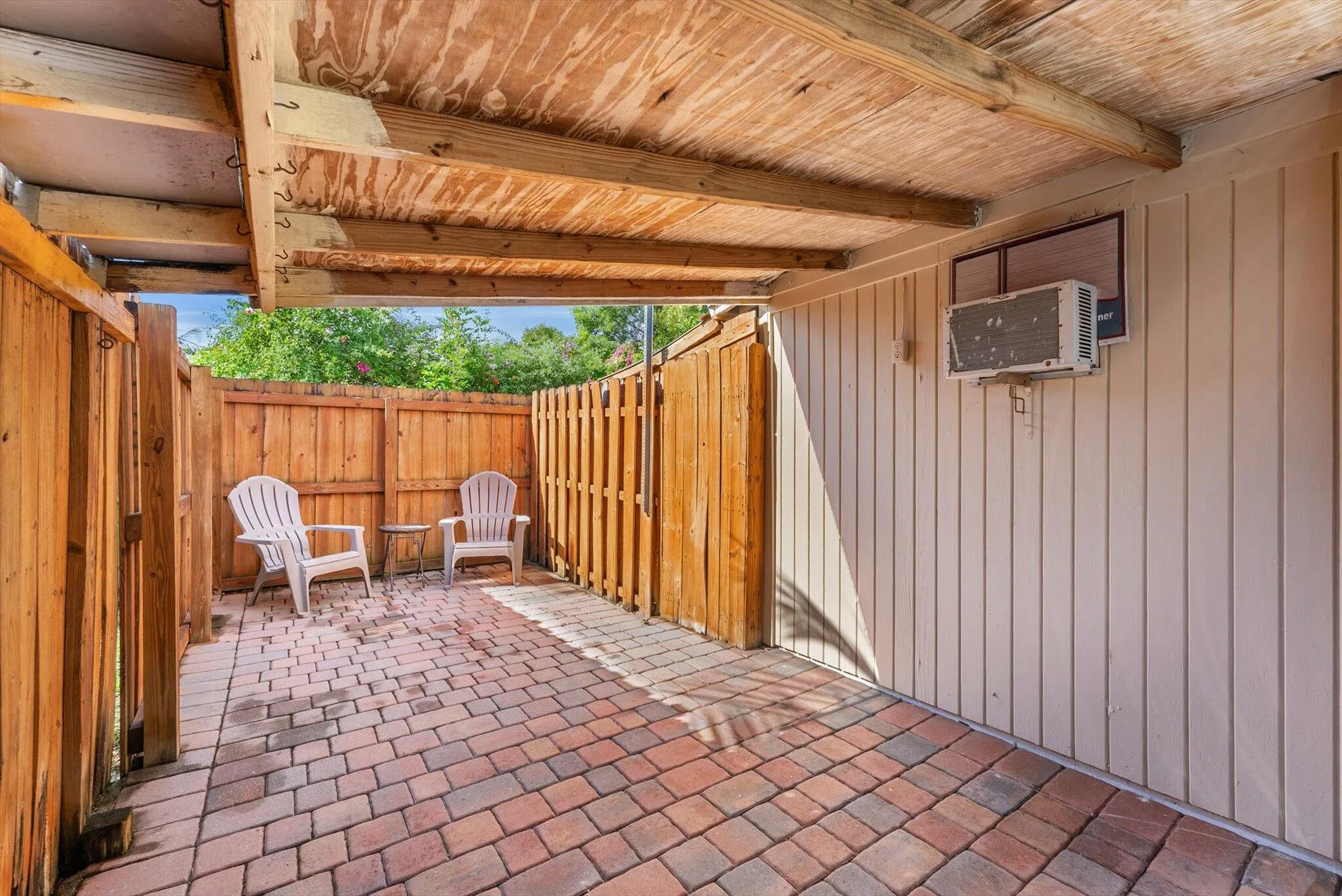 1221 Crestwood Boulevard