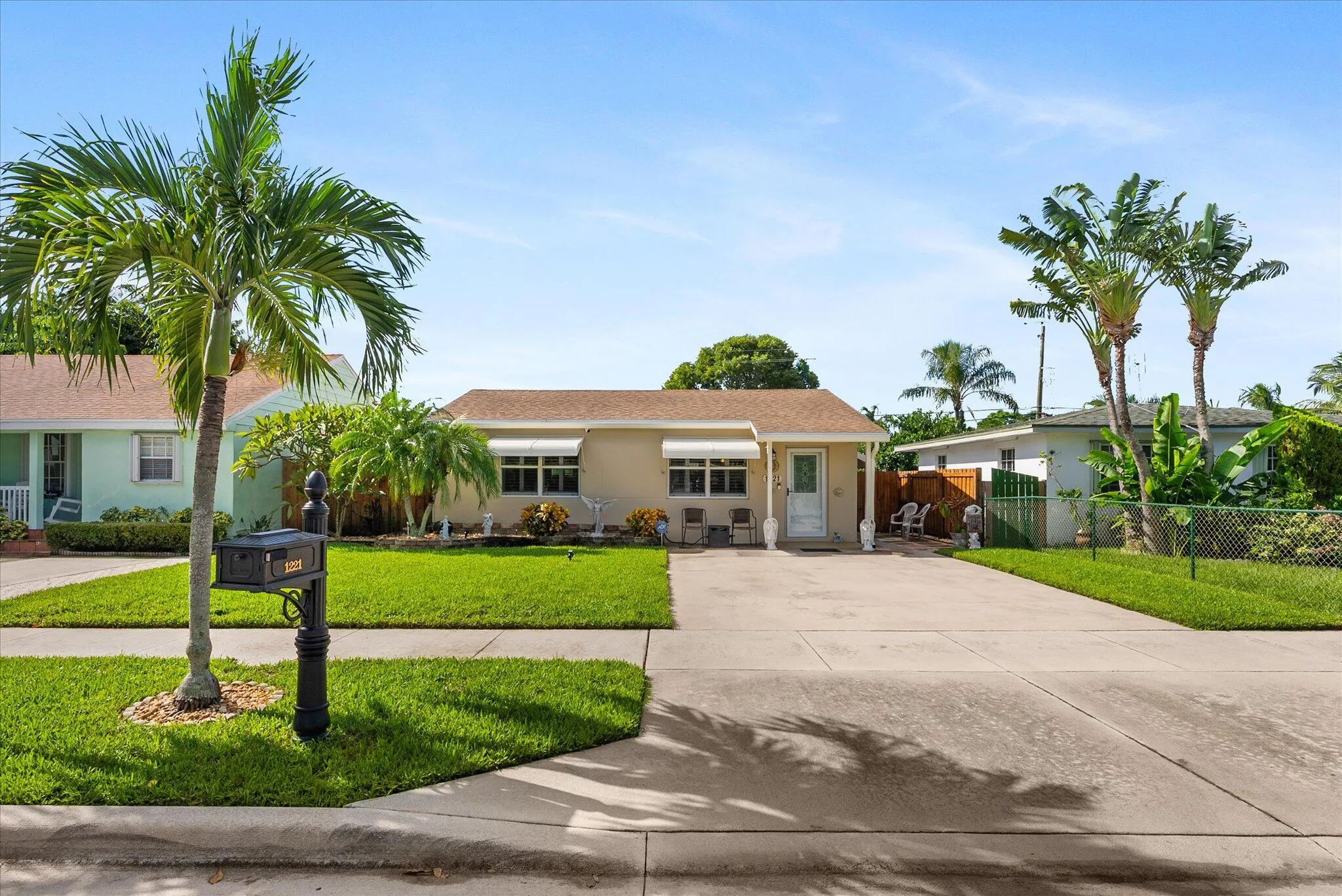 1221 Crestwood Boulevard