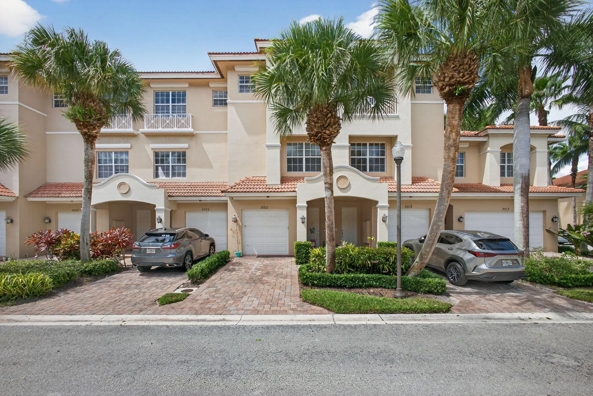 5011 Vine Cliff Way W