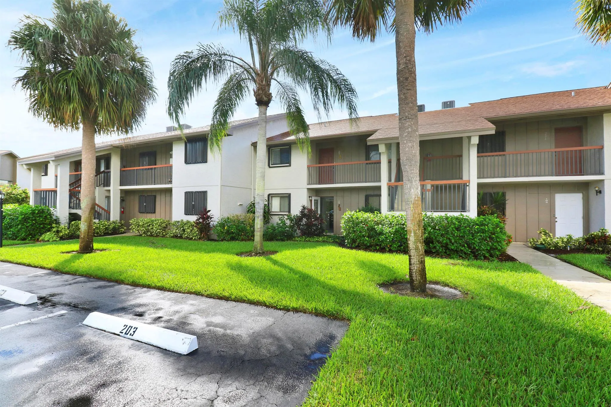 1600 NE Dixie Highway, #10-203