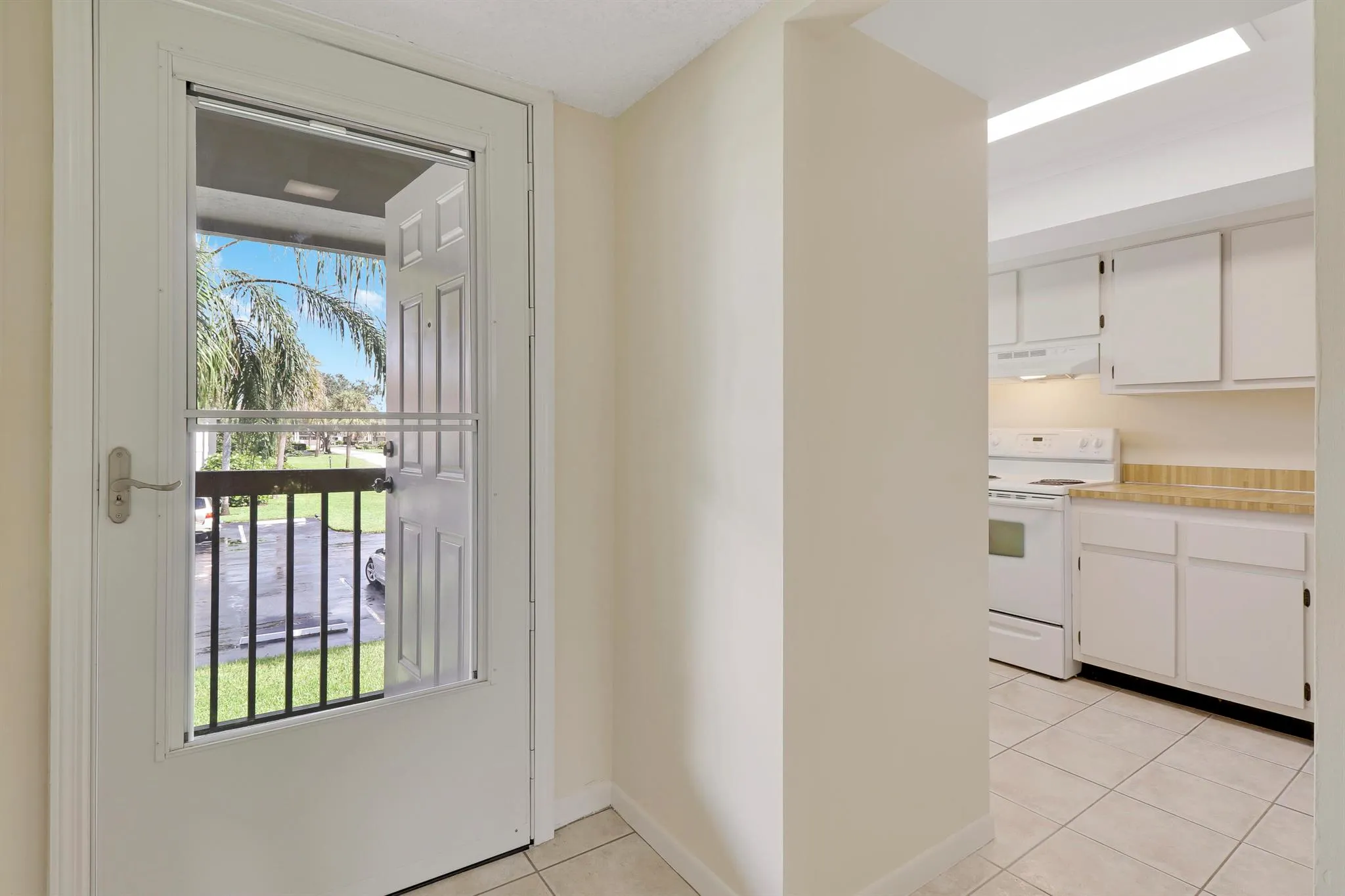 1600 NE Dixie Highway, #10-203
