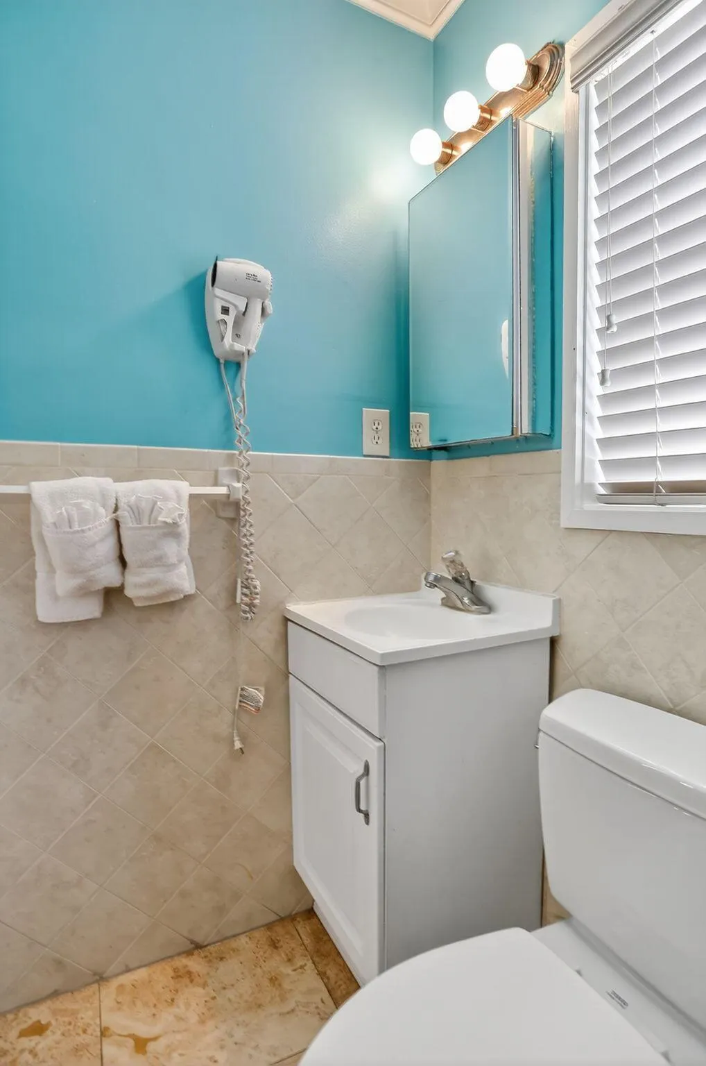 1225 Hillsboro Mile, #B2