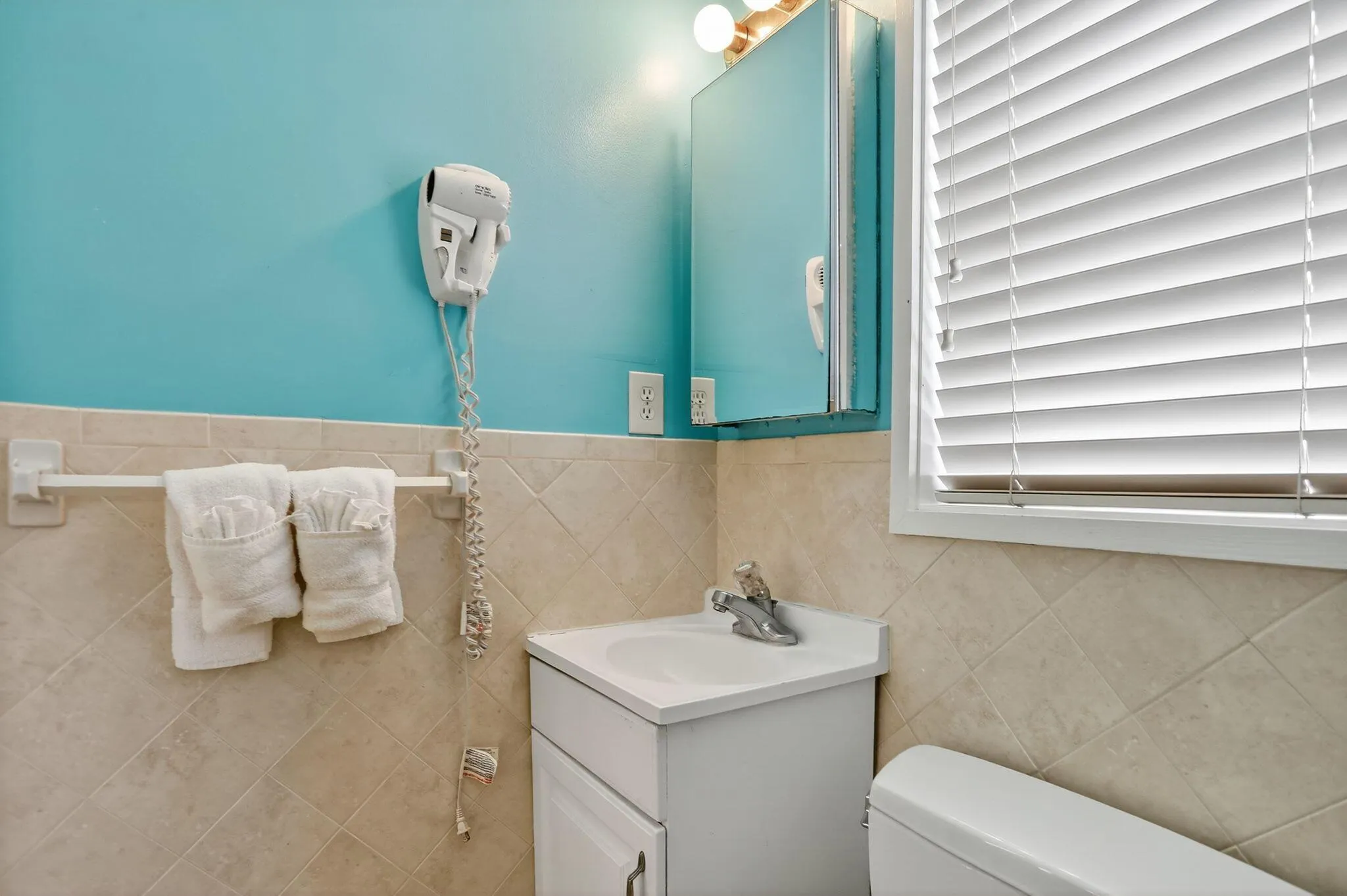 1225 Hillsboro Mile, #B2