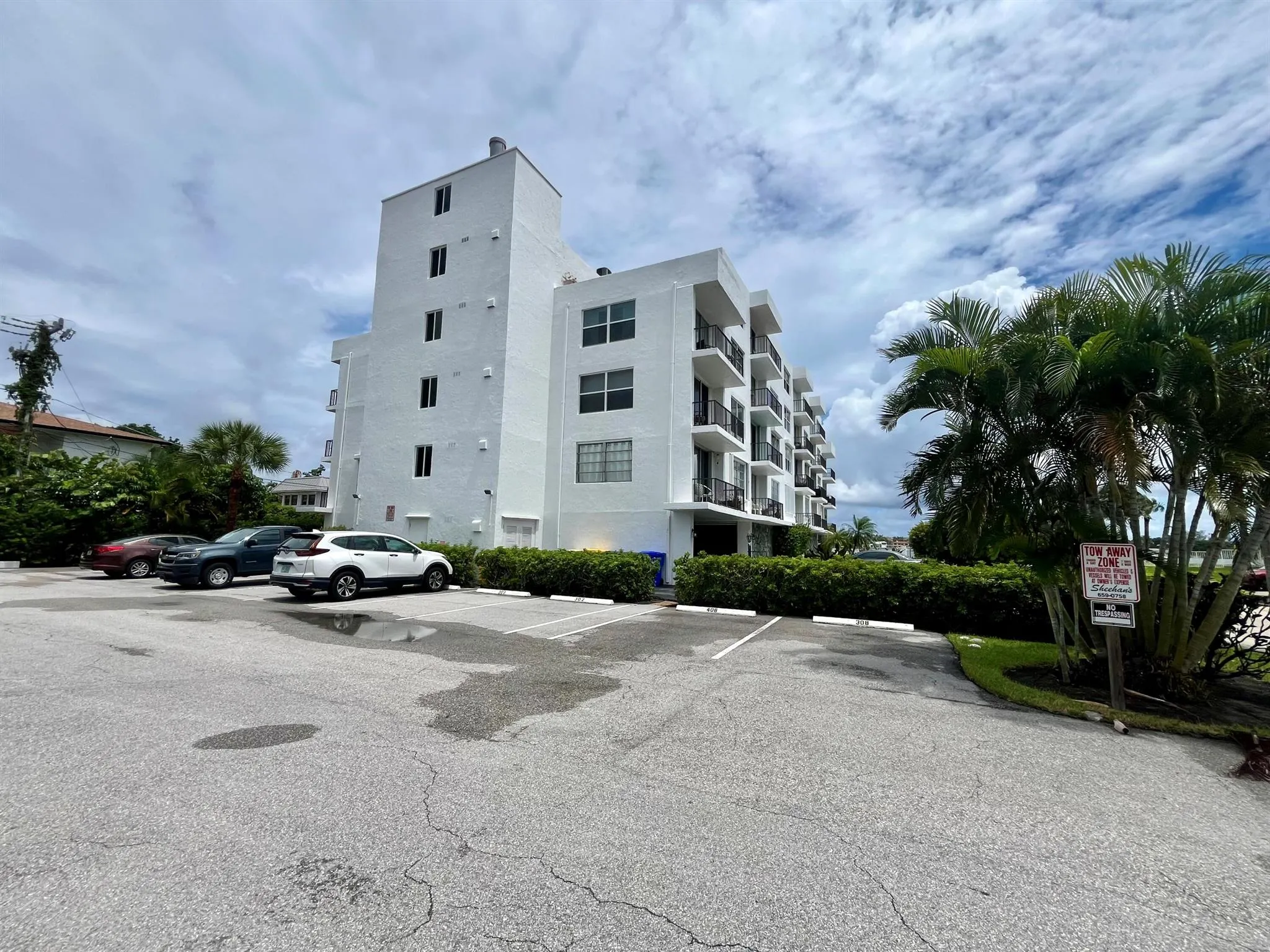 301 Croton Avenue, #305