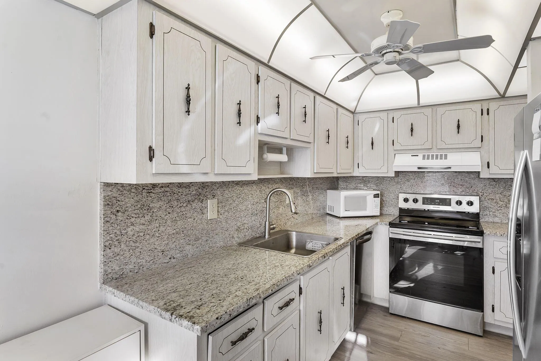 1050 Citrus, #202