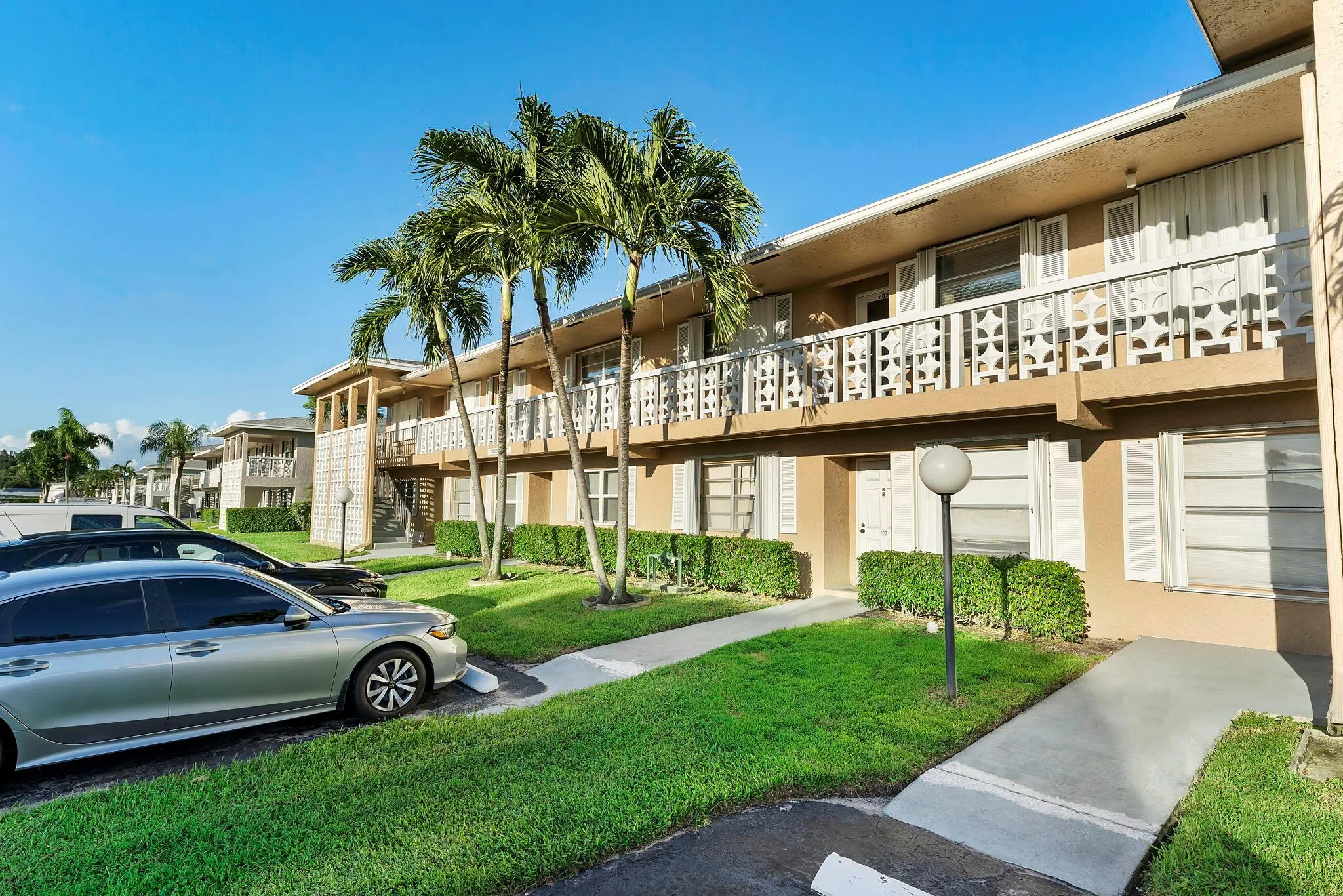 1050 Citrus, #202