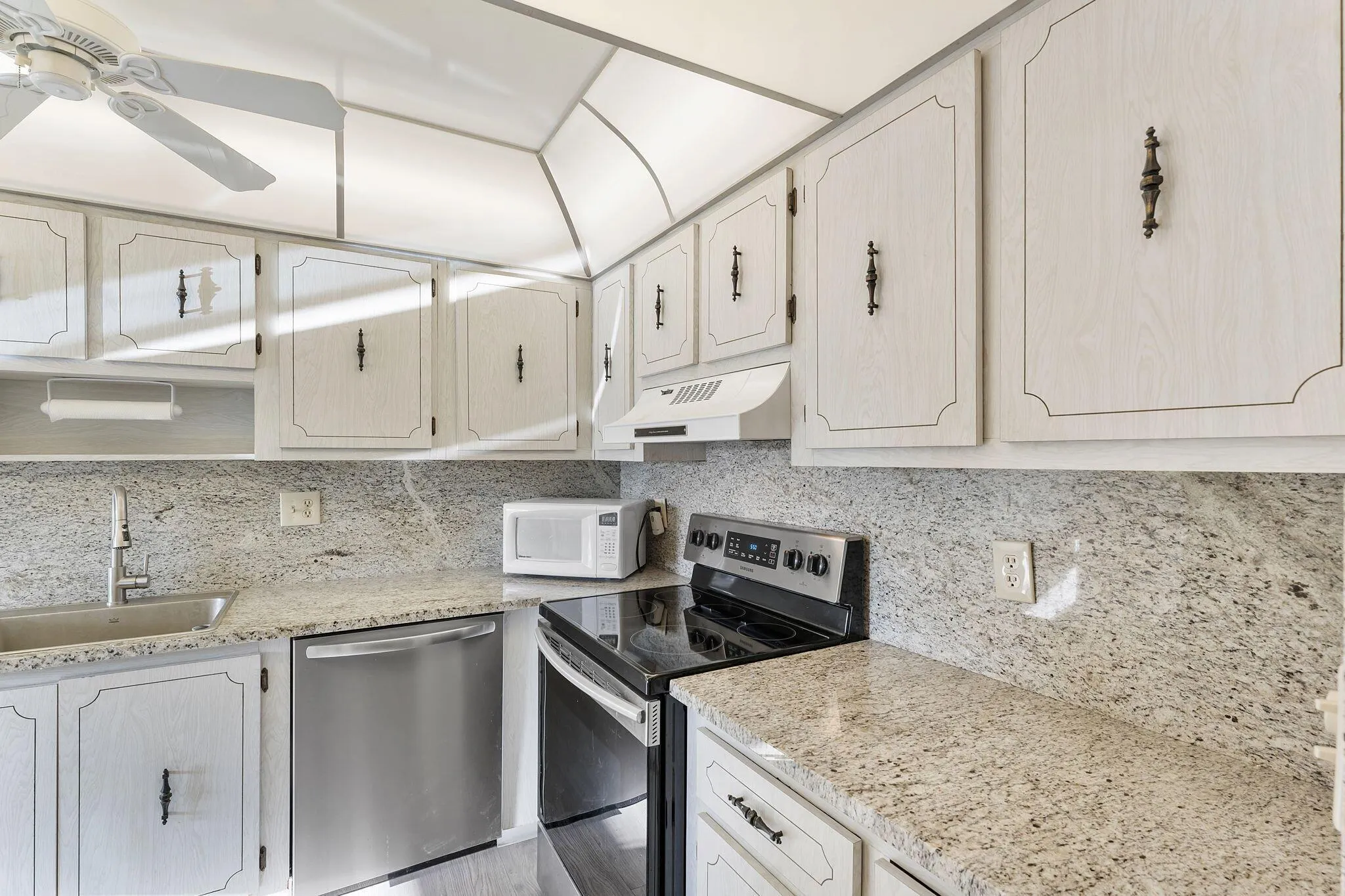 1050 Citrus, #202
