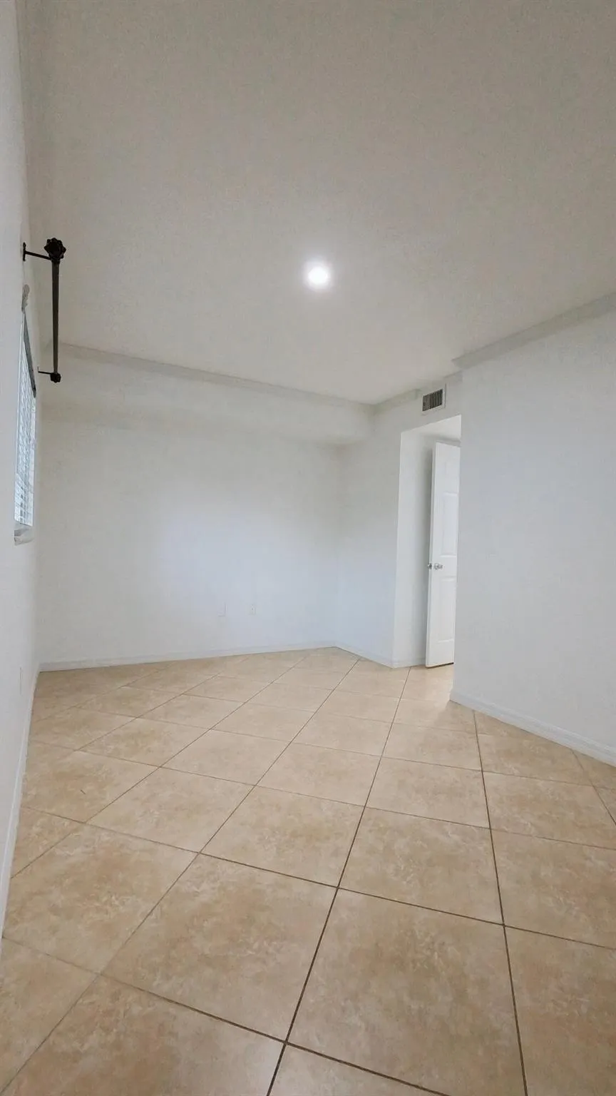 1000 Palm Trail, #4