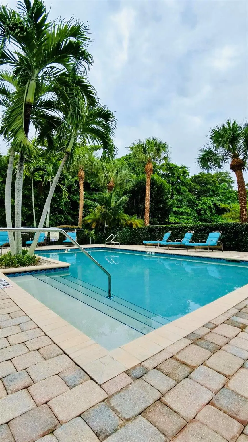 1000 Palm Trail, #4