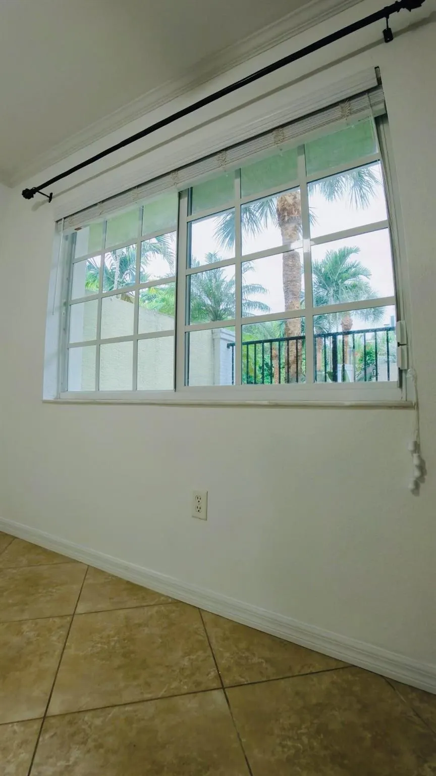 1000 Palm Trail, #4