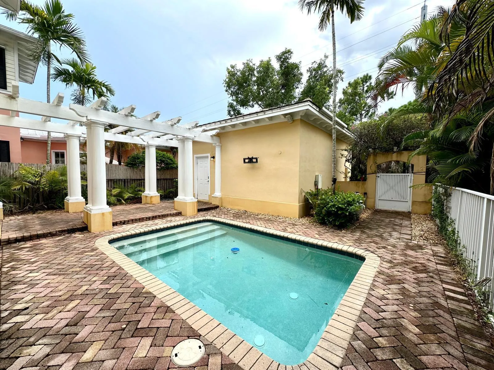 224 W Bay Cedar Circle