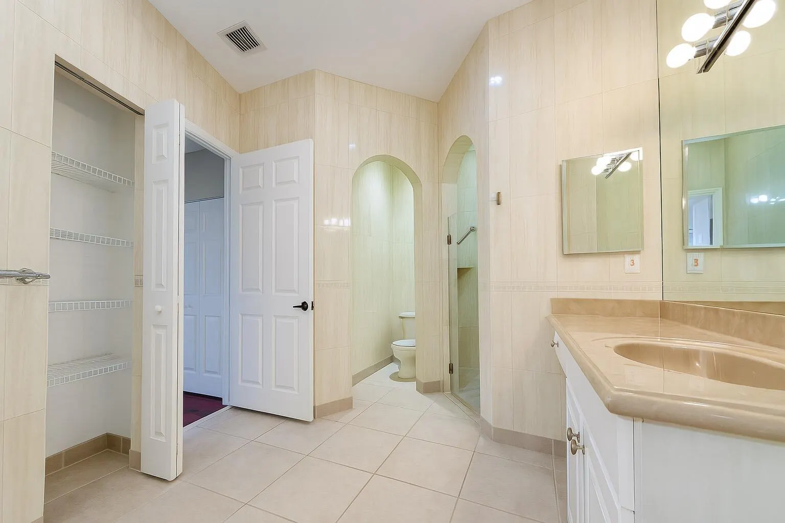 2394 Kemps Bay
