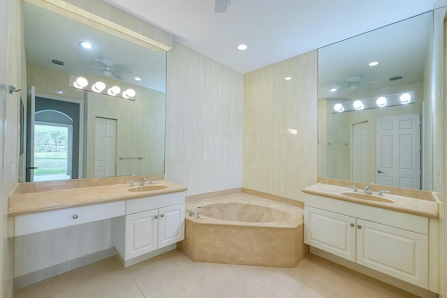 2394 Kemps Bay