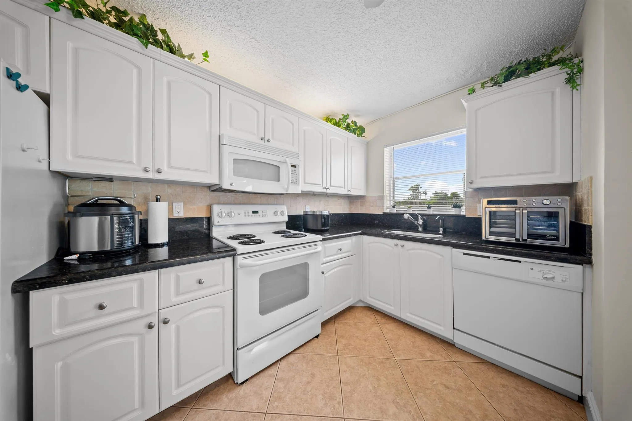 3959 Via Poinciana, #203