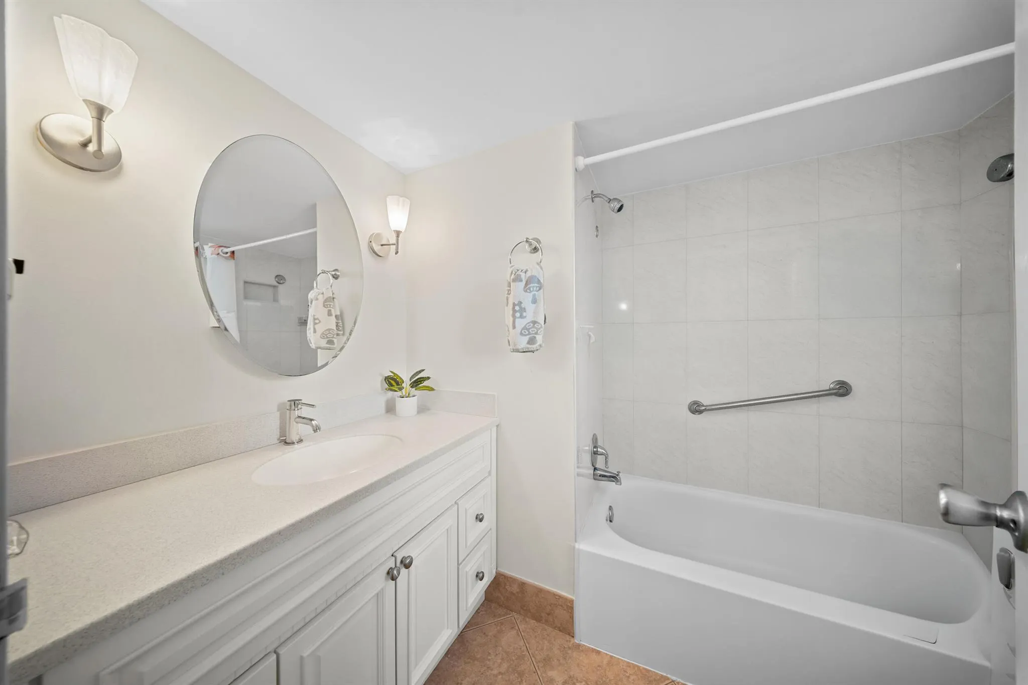3959 Via Poinciana, #203